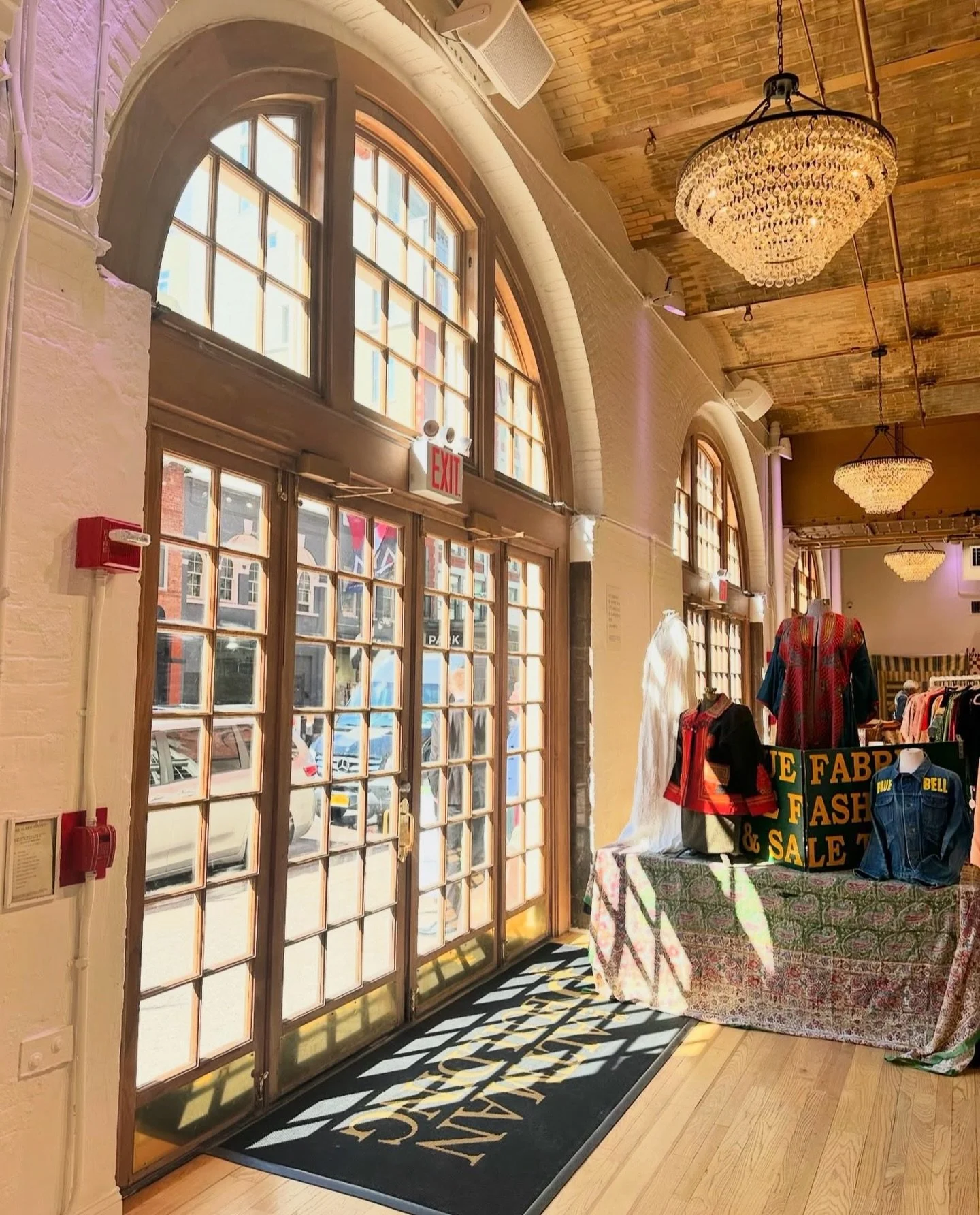 The list of fantastic dealers joining us at the March 20 &amp; 21 event in NYC @thealtmanbuilding continues to grow, very limited space remains so if you&rsquo;re interested in participating please reach out to David thesturbridgeshow@gmail.com 🤝 An