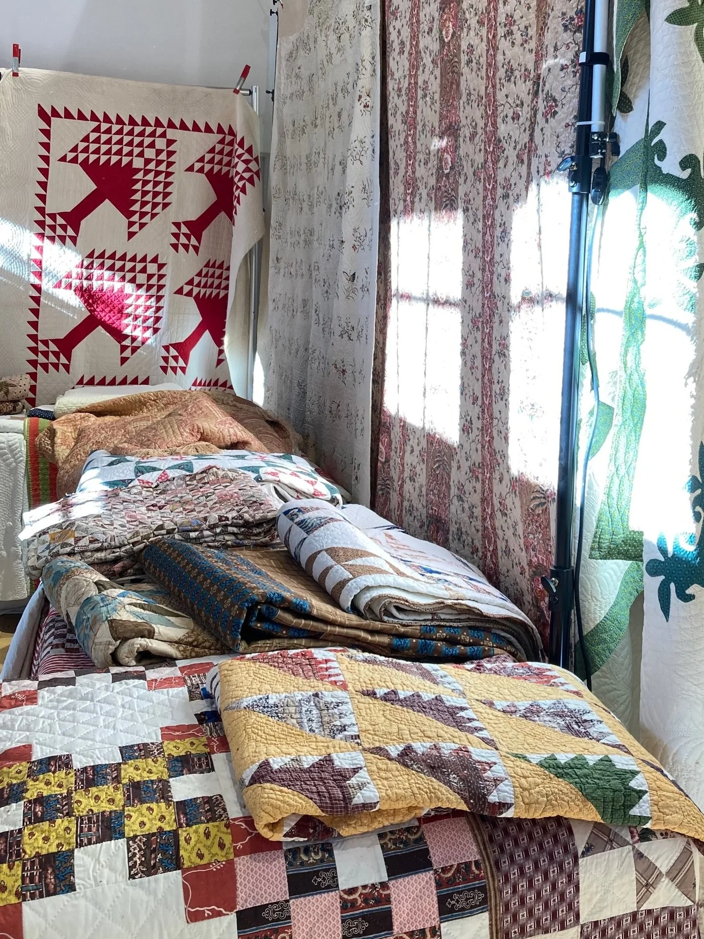 Scenes from our last show in NYC&hellip;.straight from the camera roll of @honeymoonantiquesltd 📸 Head to the link in bio for tickets to the upcoming March 20 + 21 event&hellip;.

Labors of Love quilt collection always a super popular part of the sh