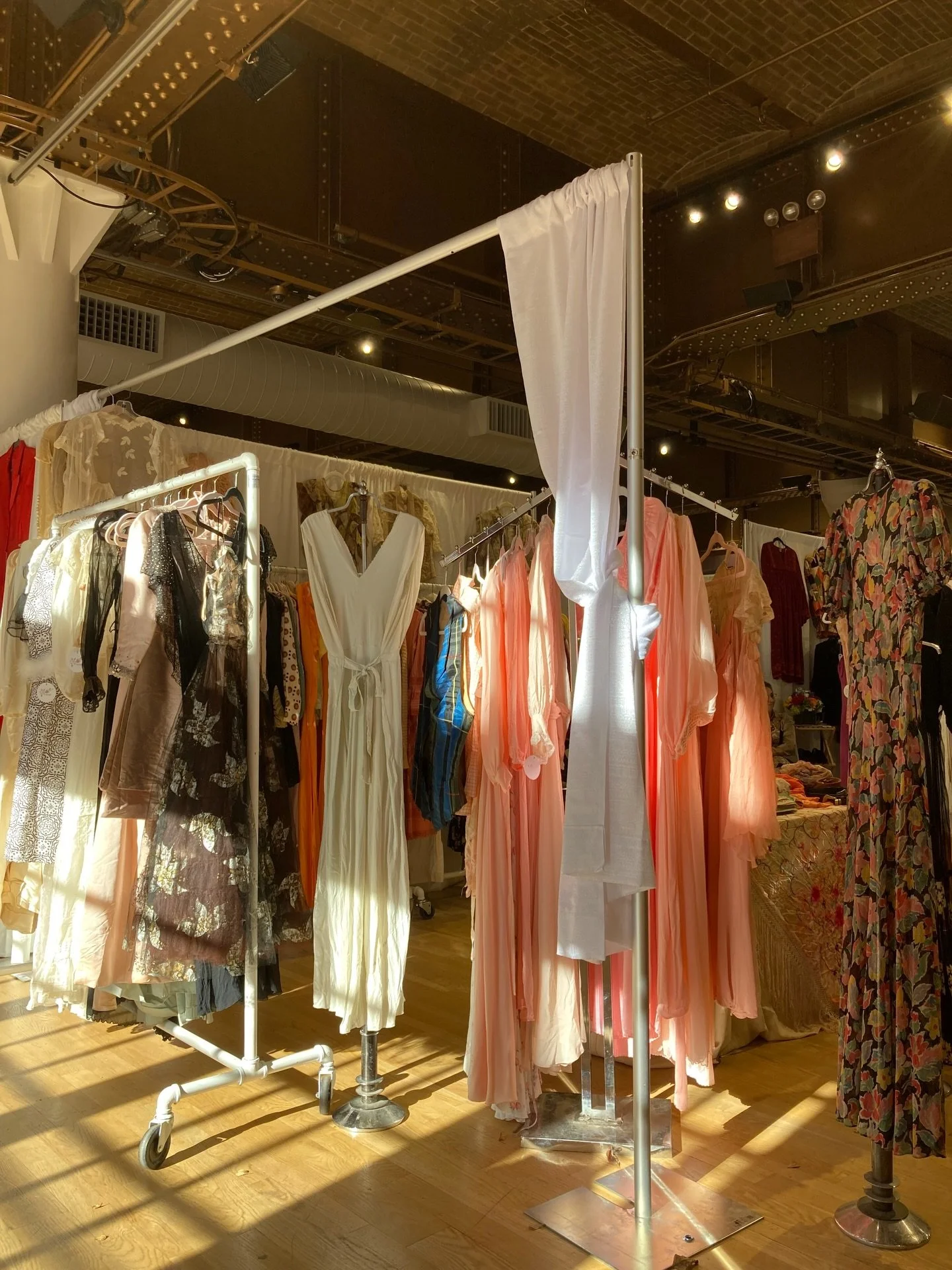 Back at @thealtmanbuilding for an earlier show with @eveliinavintage @pocketbook.vintage &amp; @retro101_cherrybomb_official 

&hellip;.luckily for us ALL three are returning on MARCH 20 &amp; 21 with 100+ years of fashion history for The Sturbridge 