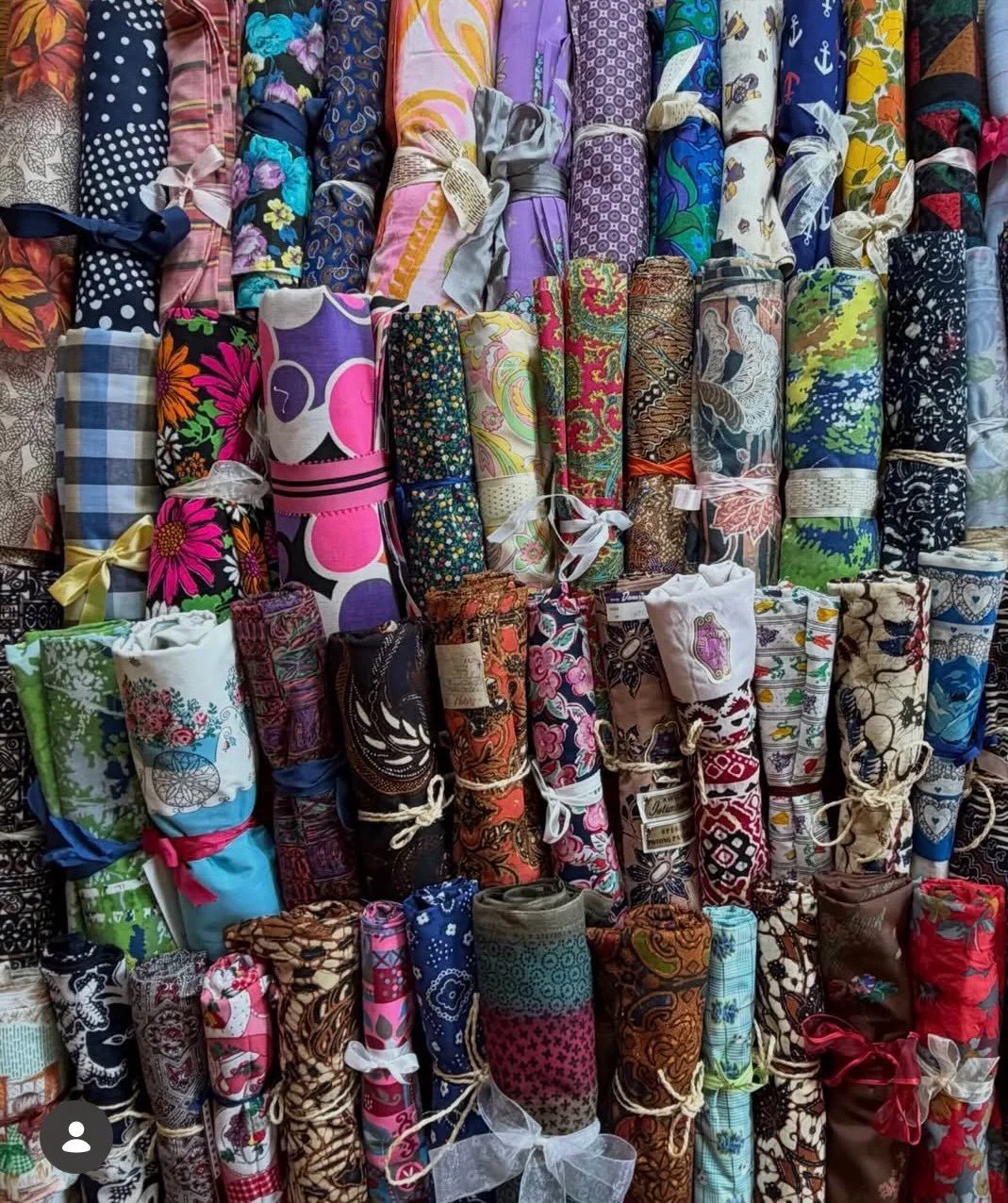 PREVIEW ROUND UP 🎊

Antique &amp; vintage textiles, rare workwear, graphic tees, antique quilts, all eras of clothing representing 300+ years of fashion, lace, collectibles, folk art, signage, fine &amp; costume jewels and so much more 👉 MONDAY MAY
