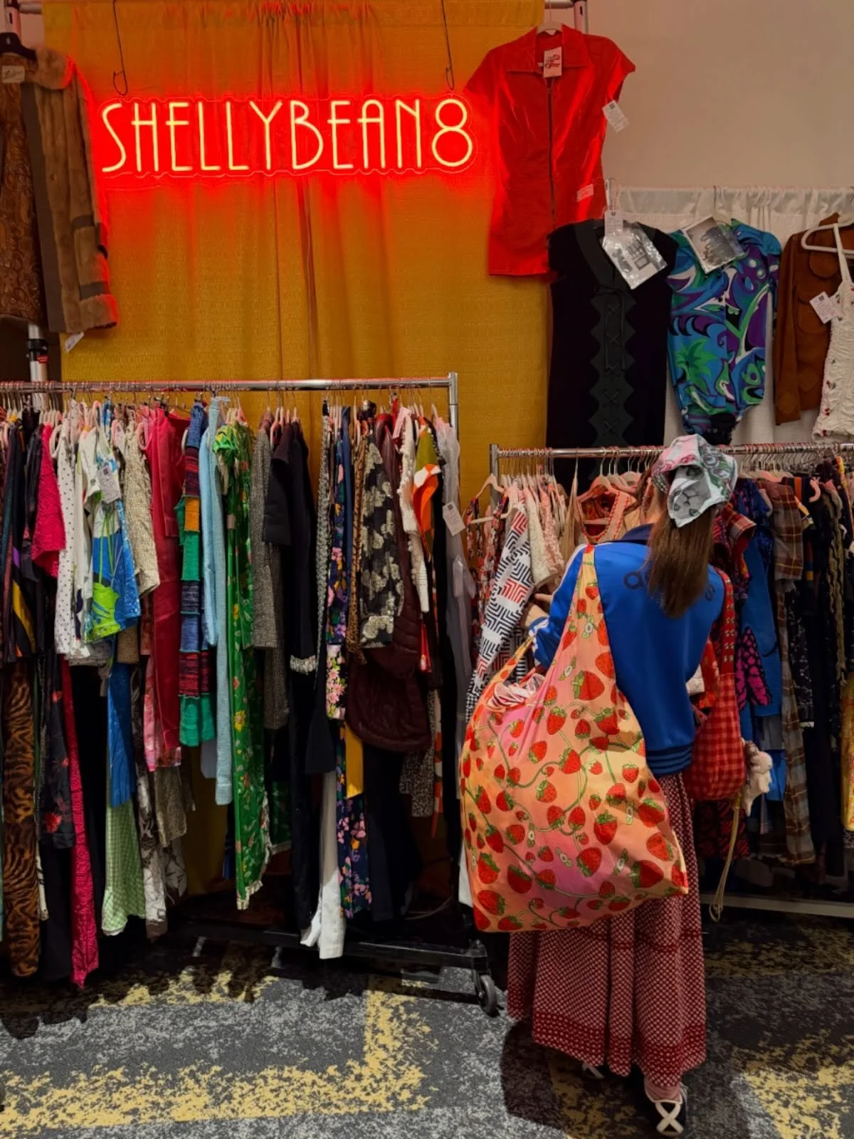 Correct shopping bag proportions spotted at @shellybeaneight 🍓

Summer show dealers are stacking up, email us to set up at super affordable rates for our relaxed, roomy July 13 show!

thesturbridgeshow@gmail.com 💌

Photo @rascalsalvagevintage #thes