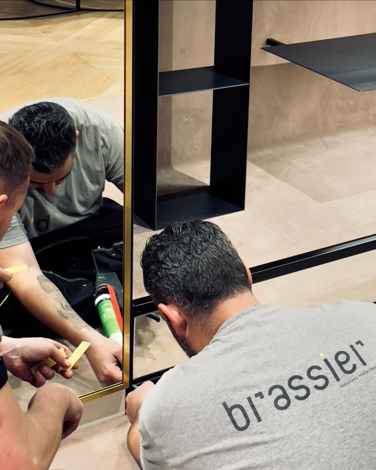 Le @groupe_brassier vient de r&eacute;aliser pour la c&eacute;l&egrave;bre marque fran&ccedil;aise de mode Pierre Hardy, la conception, la fabrication et l&rsquo;implantation de son nouvel espace de vente au Bon March&eacute; &agrave; Paris.
Cette fa