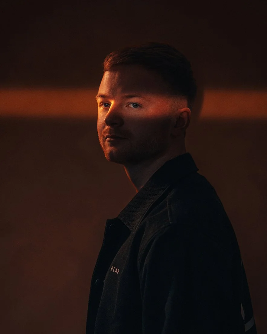 Shadows, synths, and sunset tones. 🧡❤️

#dutchphotographer  #CinematicPortraits #presskitdj  #portraitphotography #femalephotographer