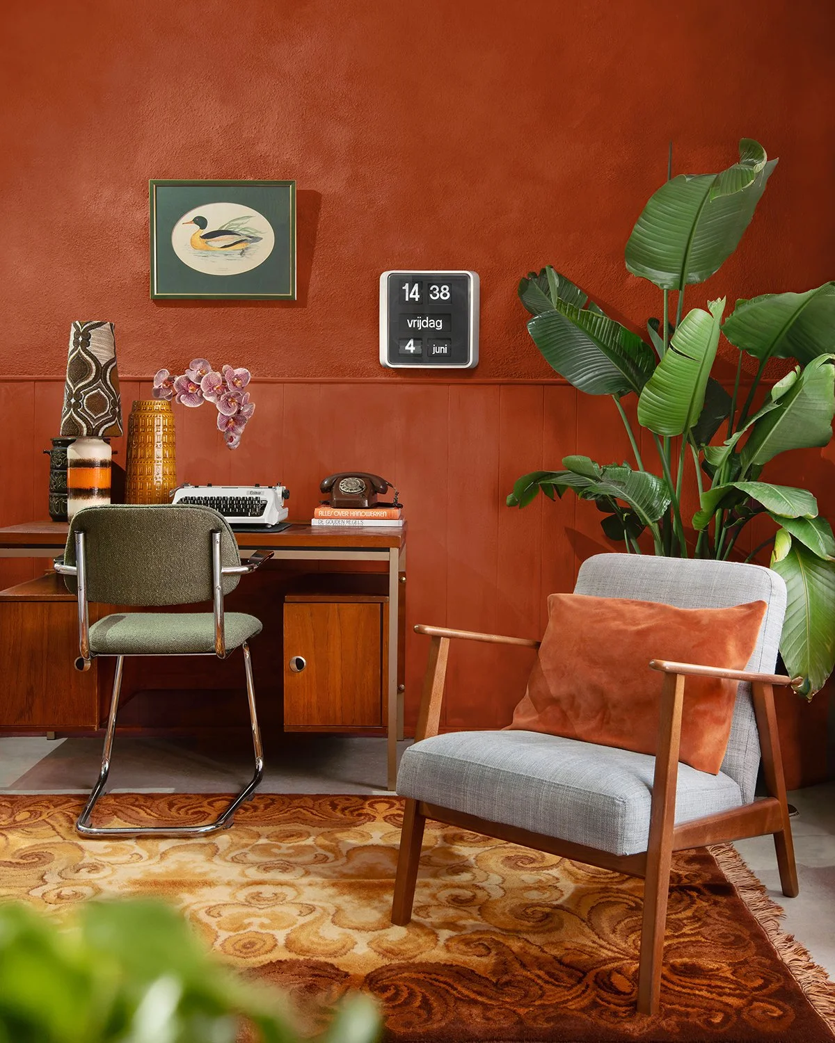 Warm orange and brown tones set the mood in this 70&rsquo;s-inspired setting 🧡🤎 

#interiorphotography #dutchphotographer #femalephotographer #retrointeriordesign #retrointerior