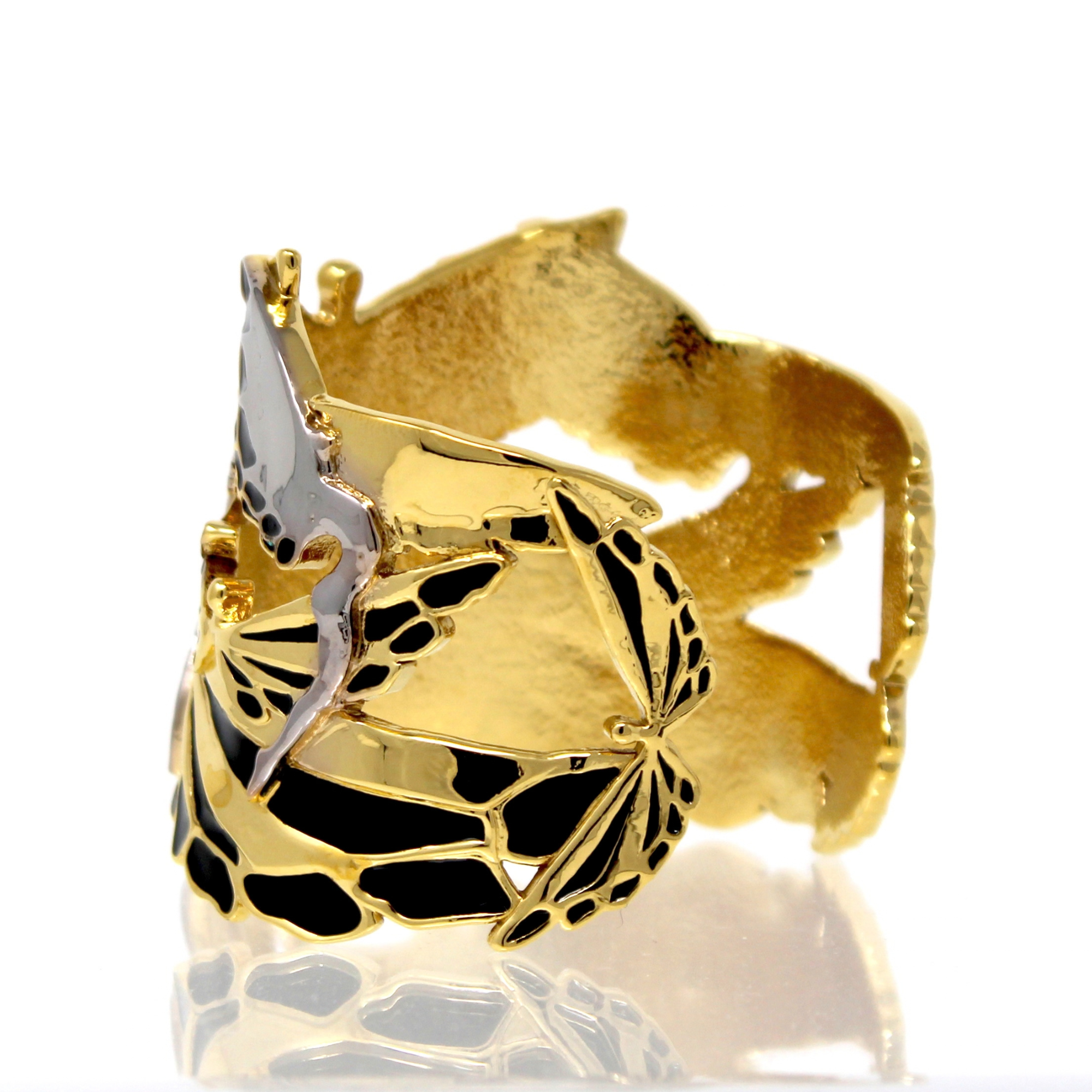Soaring cuff black and gold 2Te.png