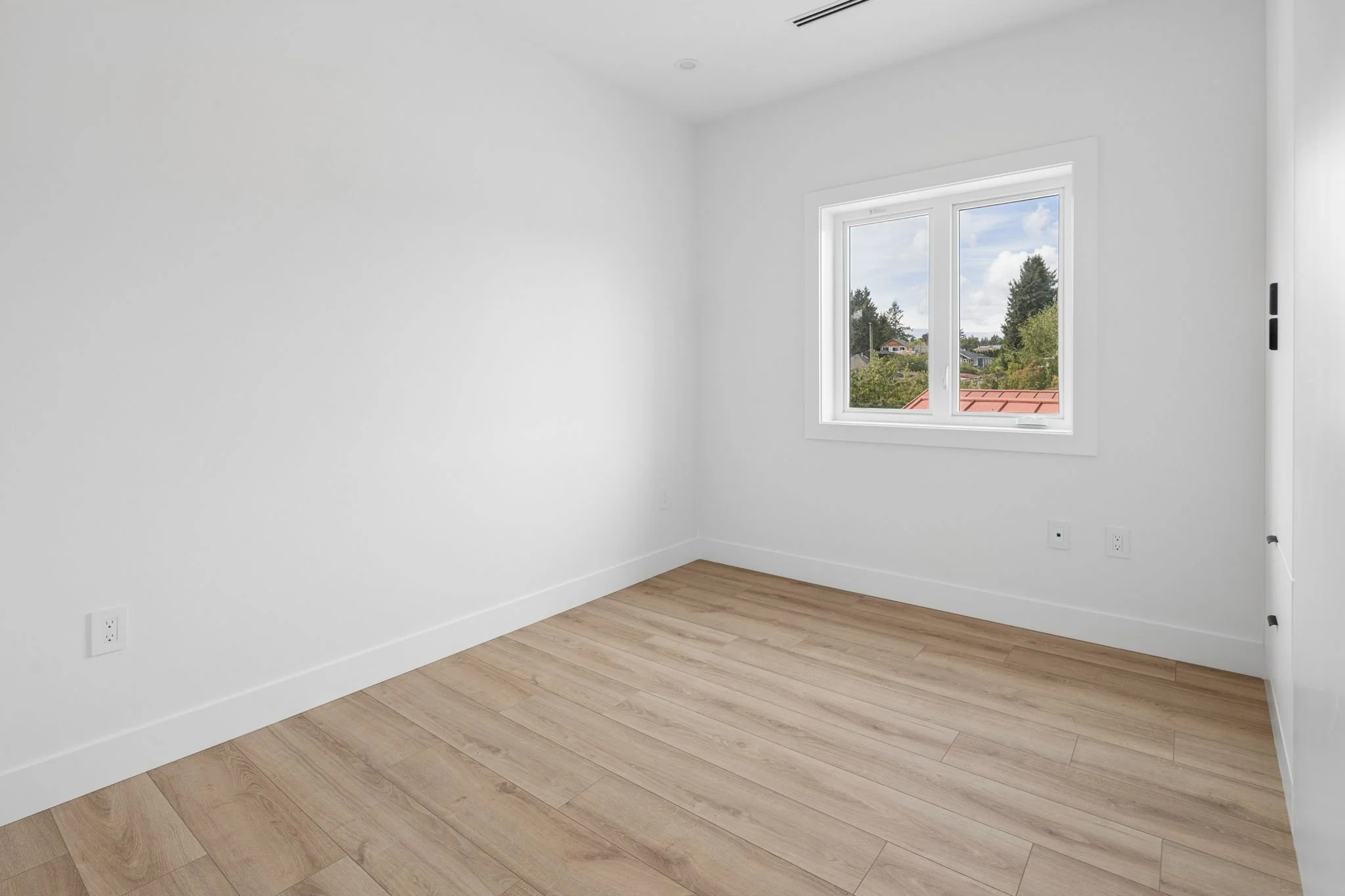 21-web-or-mls-1-620E28th_021.jpg