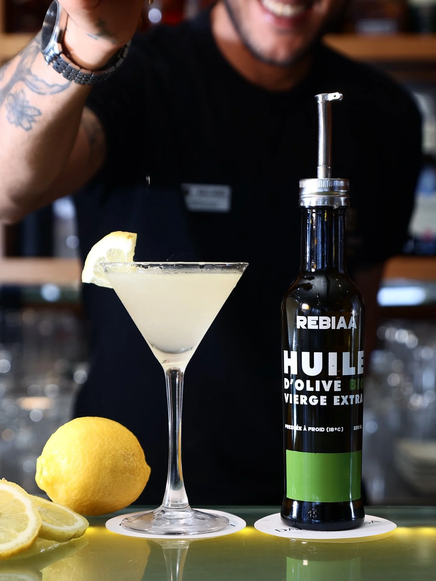 Le tout premier Martini &agrave; l&rsquo;huile d&rsquo;olive en Tunisie voit le jour chez Dar El Marsa &bull; @darelmarsa 

Soyeux, &eacute;l&eacute;gant, citronn&eacute;&hellip; relev&eacute; d&rsquo;une touche de notre huile d&rsquo;olive bio REBIA