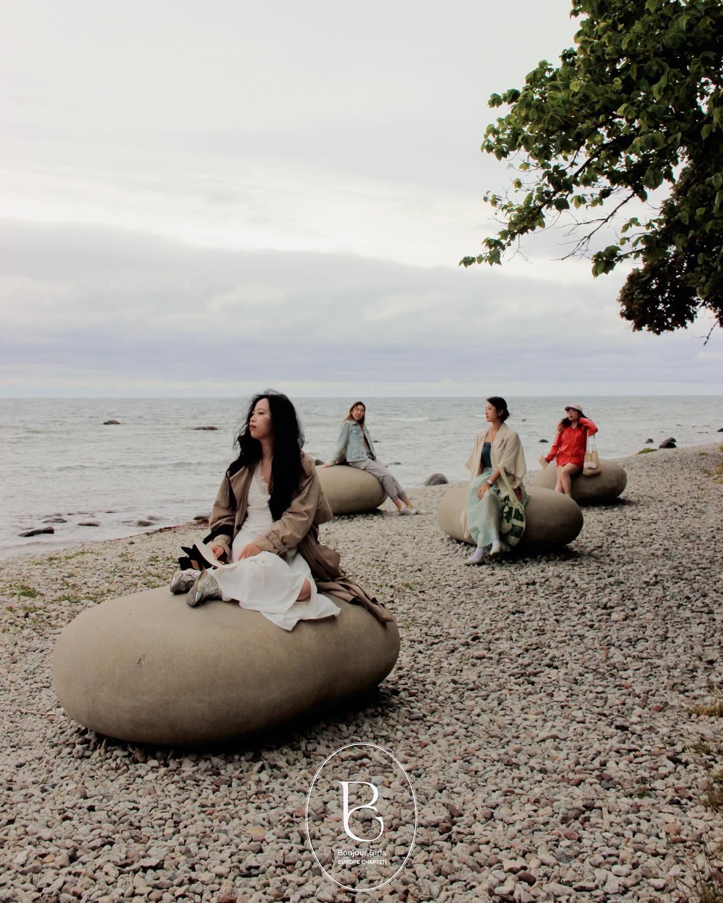 ✨ Bonjour Girls Nordic Summer Co-living | Islands, Old Towns, and Us ✨
There’s nothing quite like slowing down with a few soul sisters in a Nordic summer.
🌿 Biking through rain-kissed islands, visiting Bergman’s world
🔥 Sweating in th