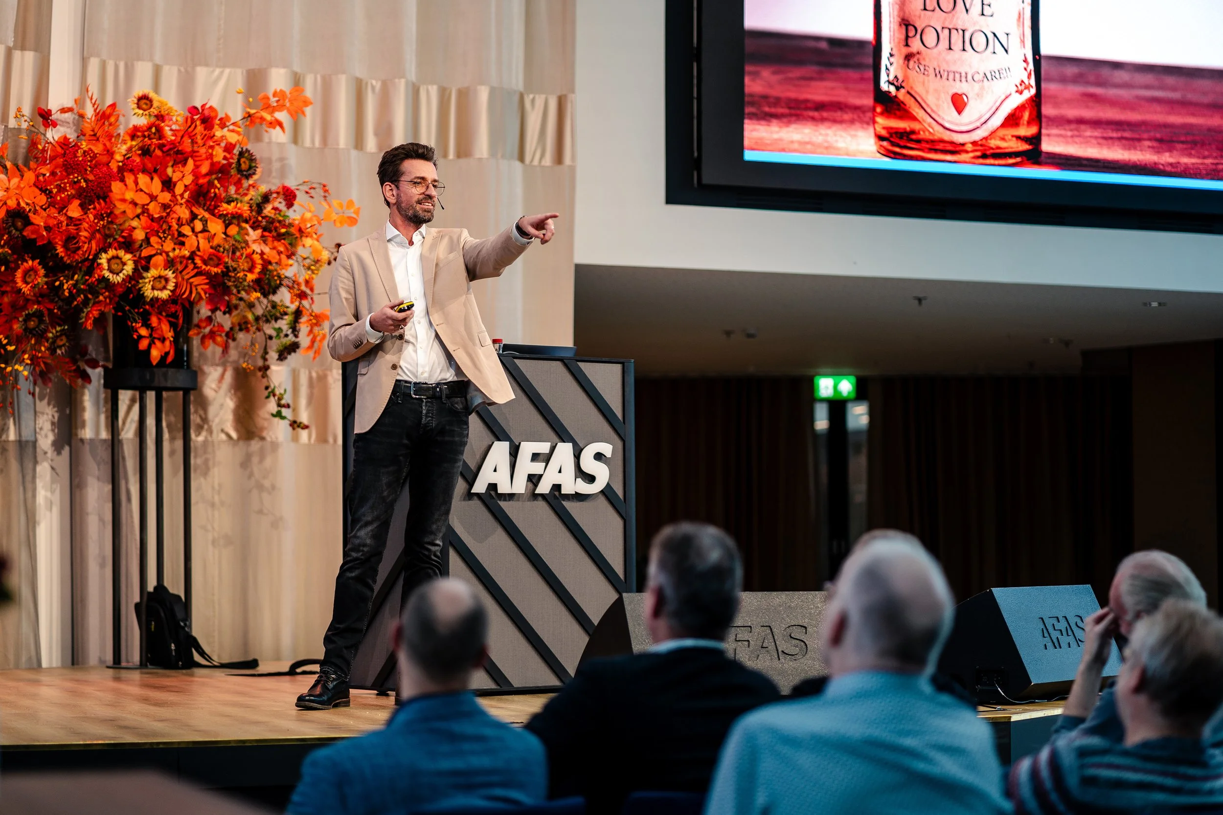 Spreker op het podium AFAS theater evenement
