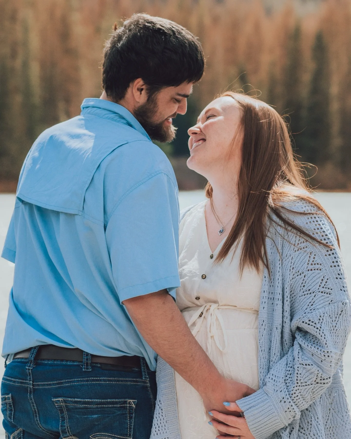 My bestie is having a baby 🤍 and now that she has finally shared with the world, I get to share these beautiful announcement photos, that we took at their family cabin. They got married at this cabin, started a season of life together here, and now 