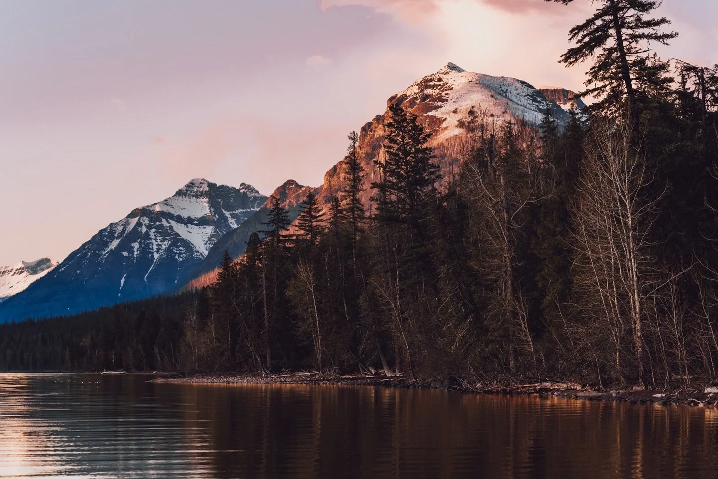 Where the light lingers a little longer&hellip; so should you. #glaciernationalpark #glacierparkphotographer #kalispellphotographer #elopementphotographer #montanaphotographer @glaciernps