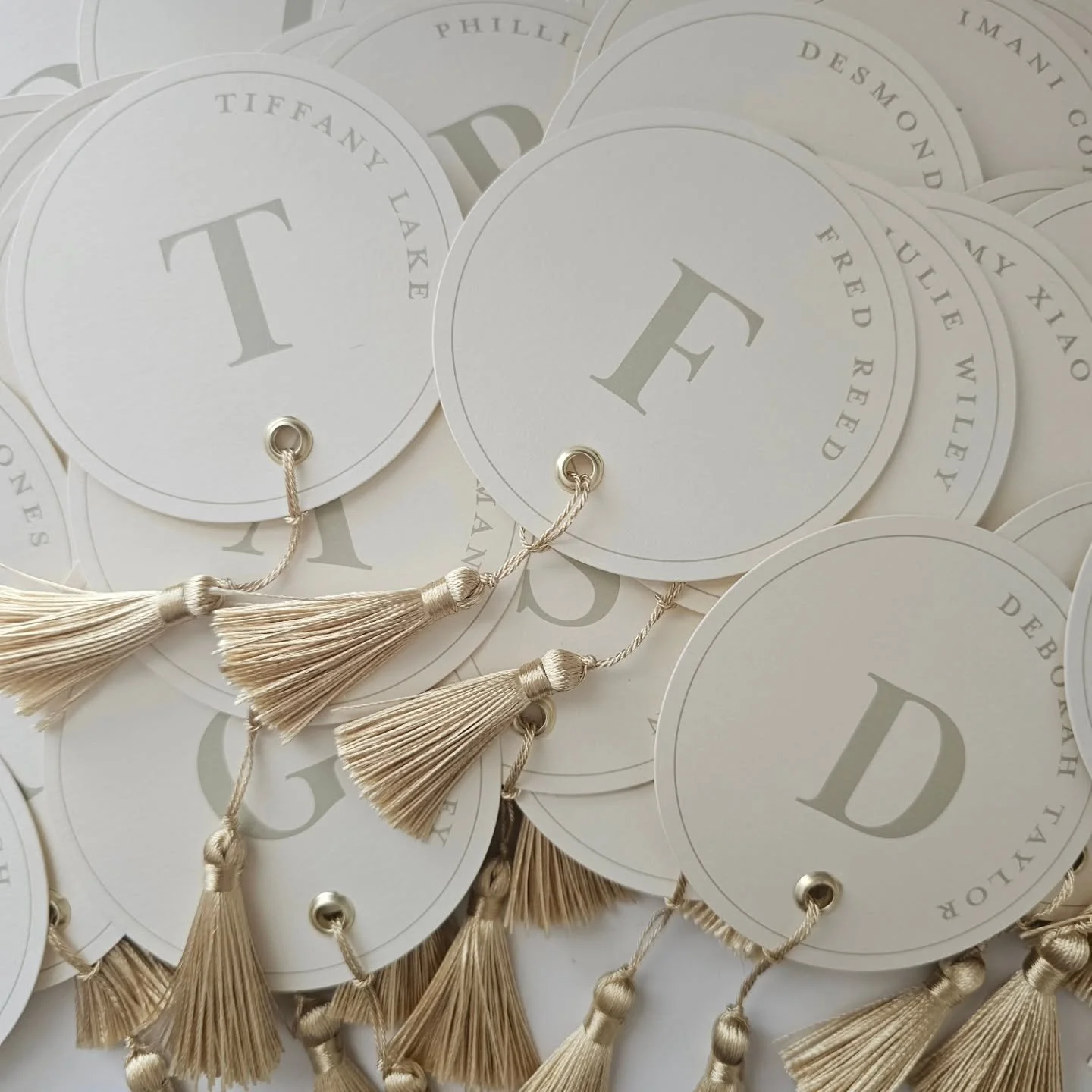 Round, chic place cards with tassels, yes please! Coordinated tassel colors (gold + green) make meal choices stylish and seamless 😍 Who knew meal choices could look this good?
-
Place Cards for Azana + Damon by RBW 💕