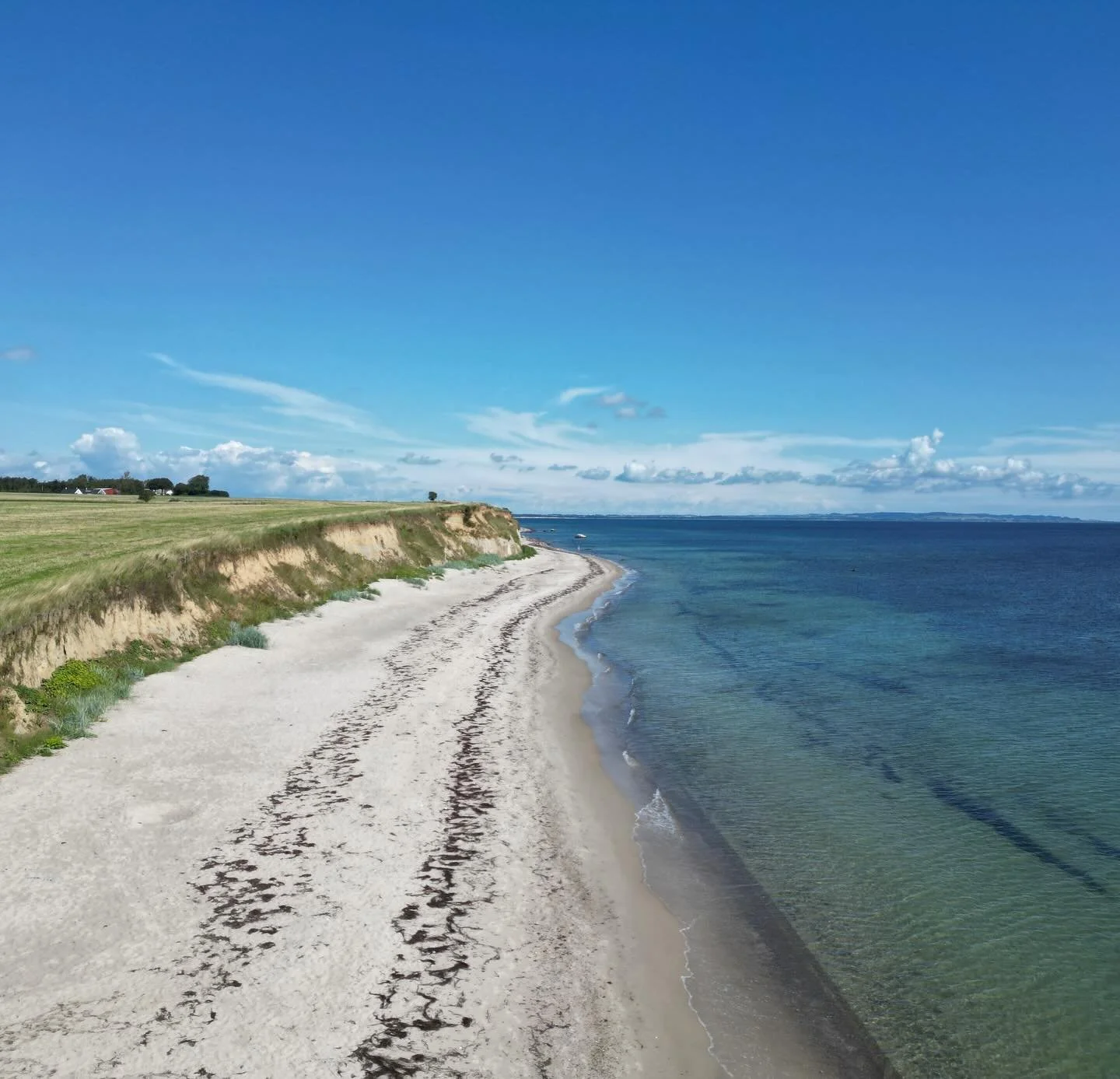 Kun 100 meter fra No19 ligger smukke Rytseb&aelig;k Strand, hvor &Oslash;sters&oslash;en inviterer til en morgen- eller aftendukkert. Bagefter kan I finde varmen og roen i vores mobile sauna.

Saunaen kan k&oslash;res helt hen til kanten af klinten, 