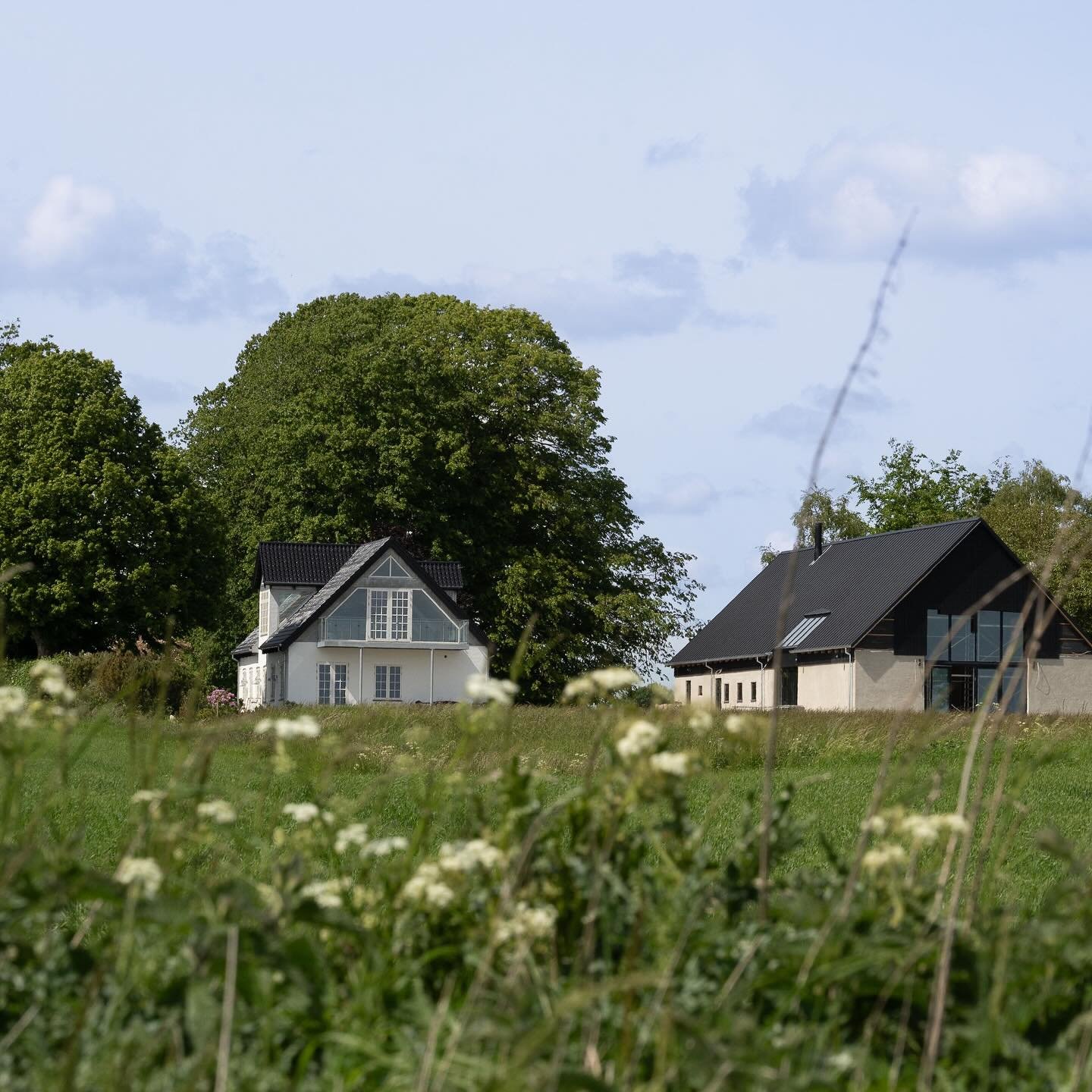 Velkommen til No19.

Midt i den sk&oslash;nneste natur p&aring; Vestm&oslash;n, omkranset af havet p&aring; den ene side og skoven p&aring; den anden, finder du vores nyrenoverede eventlade. Et sted hvor rustik charme, h&oslash;jt til loftet og udsig