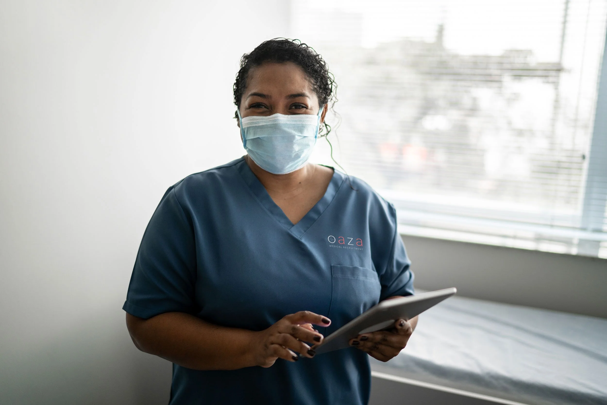 Oaza Medical Recruitment – Anaesthetic technician with iPad