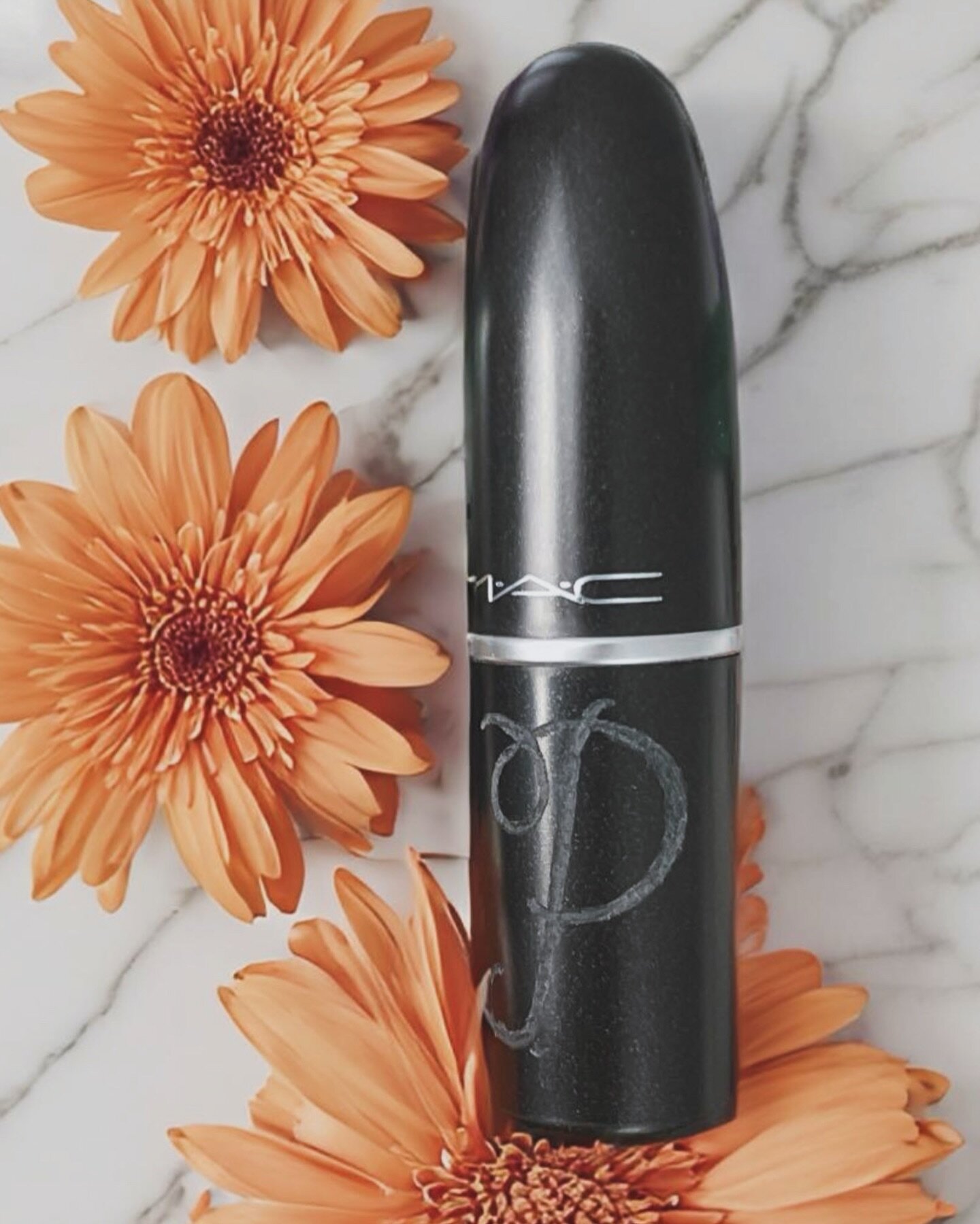 Spring is fast approaching and I&rsquo;m ready to make my mark this season with my with my fave engraved lipstick. 

Pout, pop, and personalize, because why not?

#engraving #calligraphy #spring #maclipstick #bridesmaidgift #engravedlipstick #maccosm