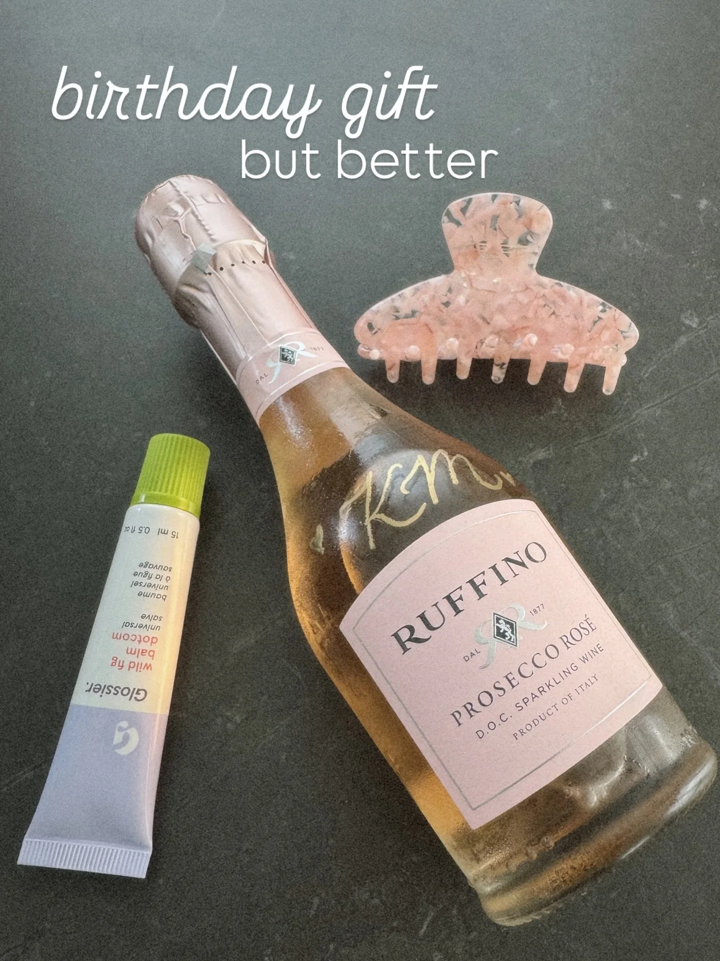 Quick birthday gift glow-up 💖✨

Add a set of gold foil initials to this blush pink brut ros&eacute; and suddenly it&rsquo;s giving thoughtful, luxe, and absolutely adorable. 

Who wouldn&rsquo;t want their own bottle of bubbly with their initials on