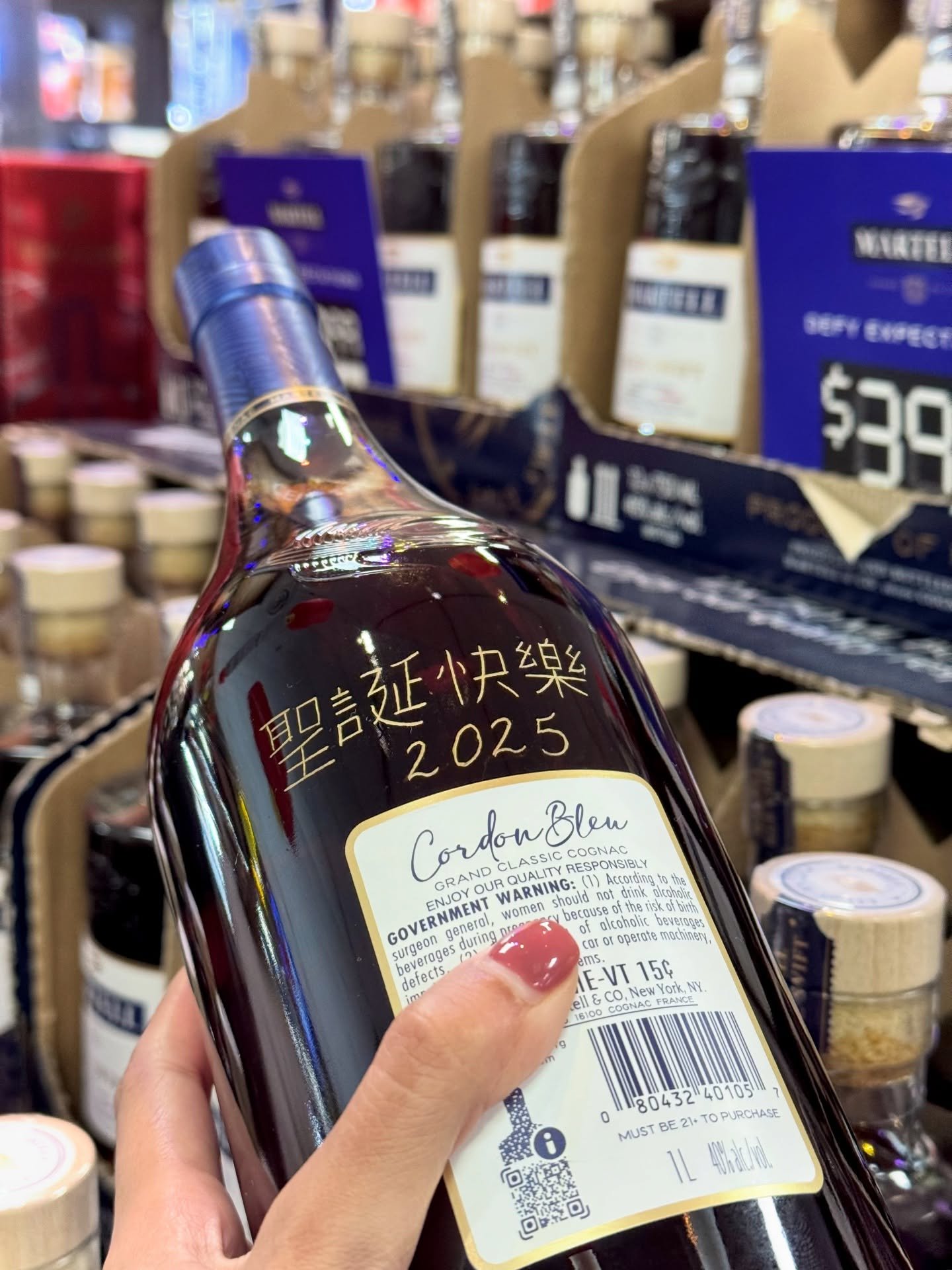 &ldquo;Merry Christmas&rdquo; hand engraved live in-store, on this Cognac bottle in Cantonese 🤍

This bottle was personalized during a holiday activation for a liquor brand, and moments like this honestly mean so much to me. Seeing people pause, smi