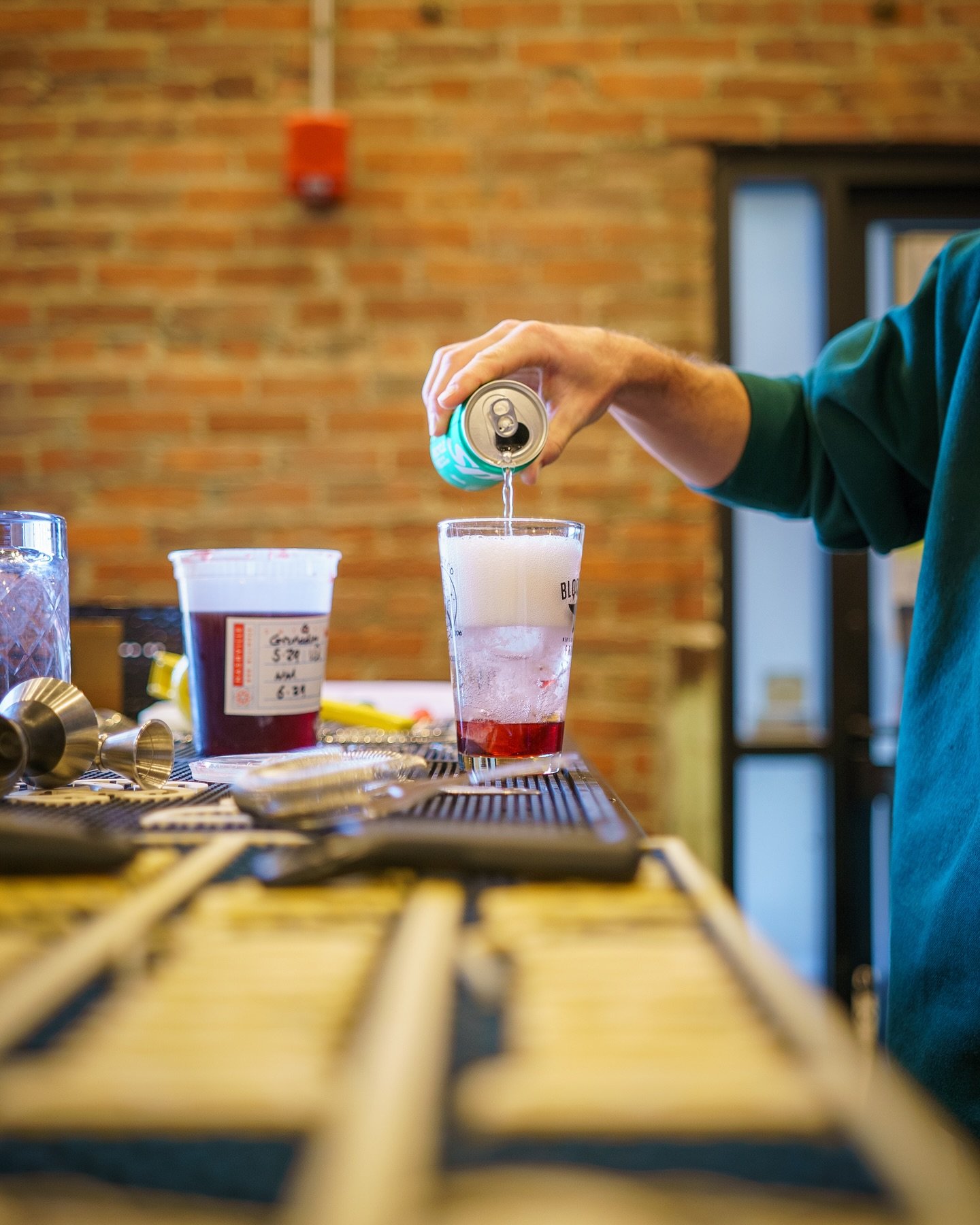 It&rsquo;s that time of day. 🥂
-
#theblockhousefranklin