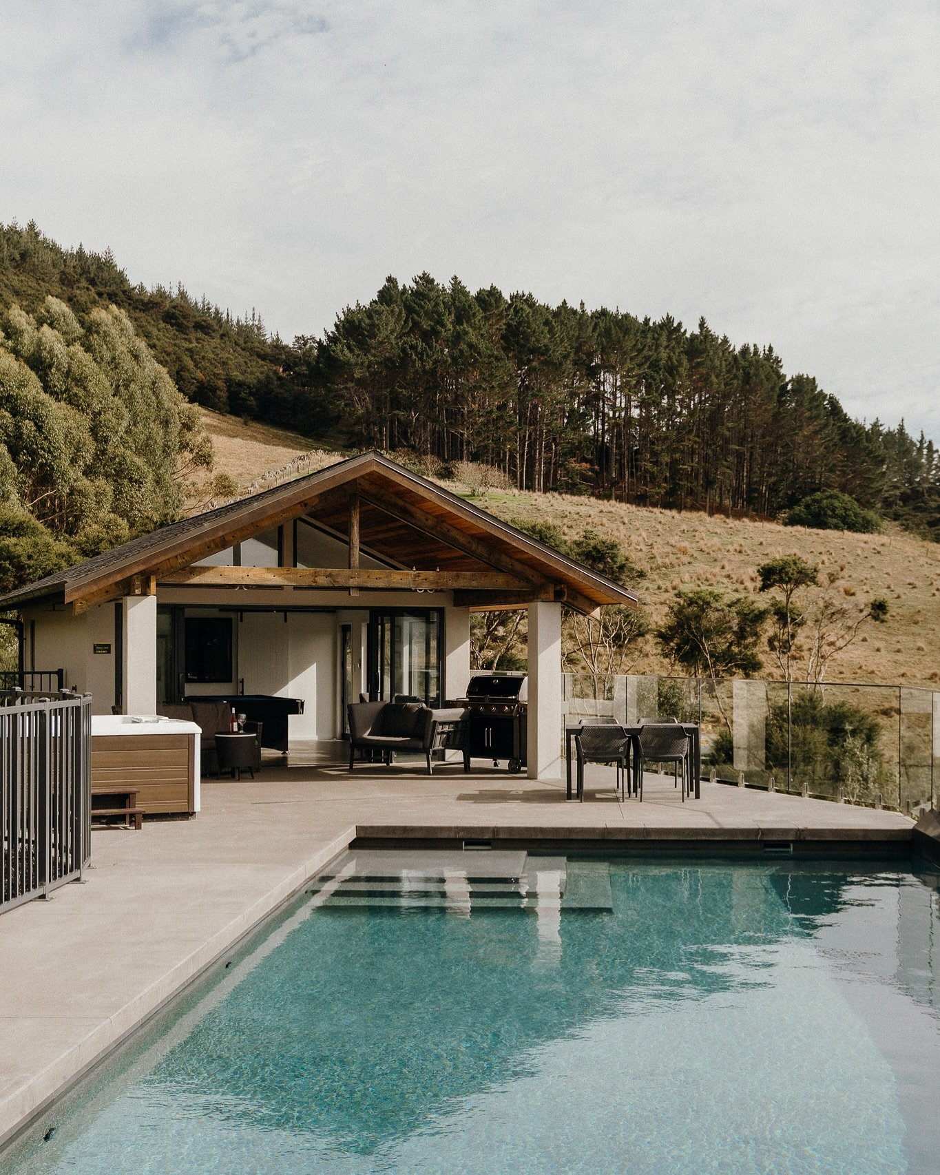 What I&rsquo;ve been up to this week&hellip;

Shooting this idyllic pool house by @gdbuildersnz 😍😍 I would definitely rather be poolside with a cocktail in hand on a hot summers day than in this wild Auckland weather today! (Swipe to see my adorabl