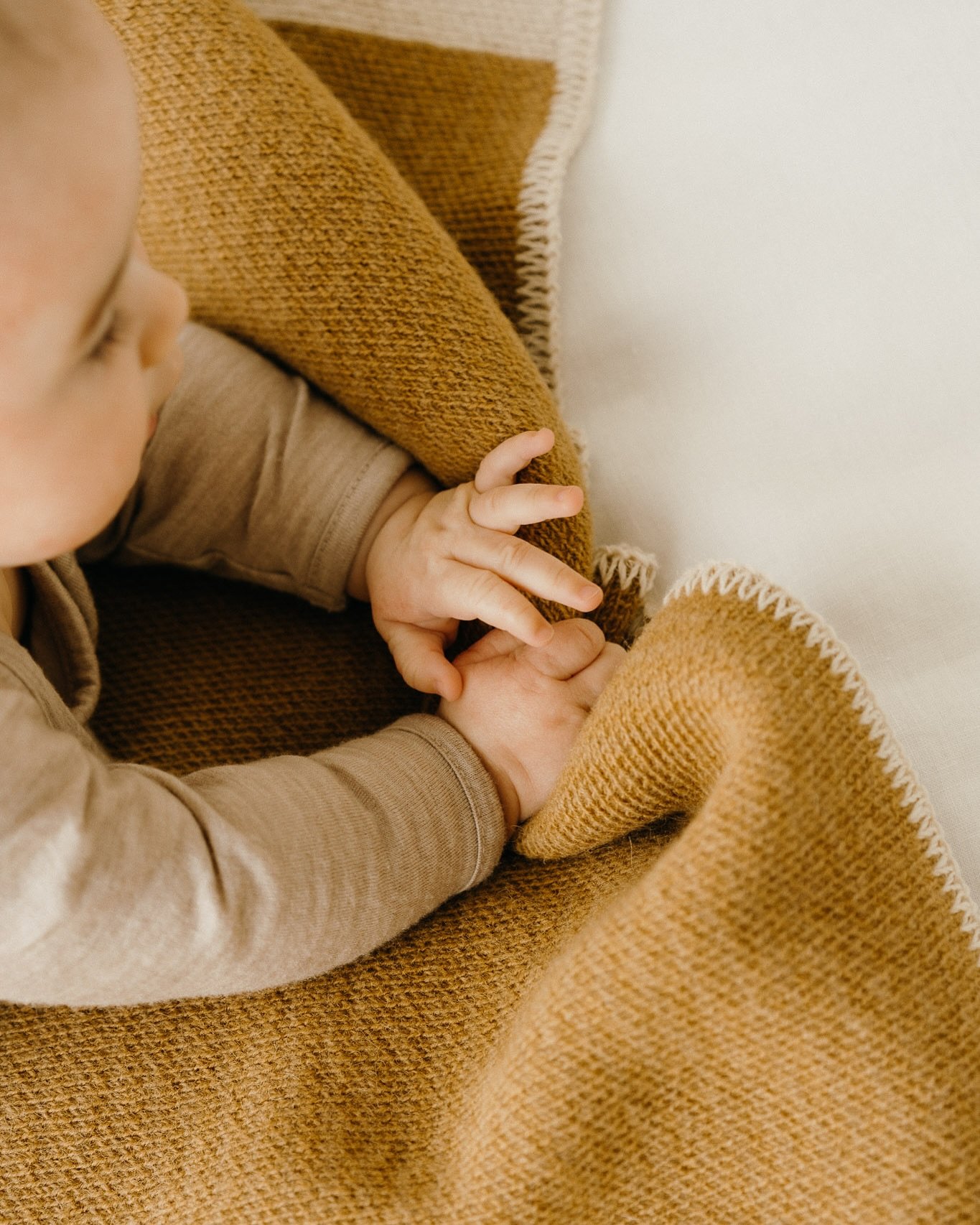 Baby snugs + soft &amp; cosy @foxtrot_at_home baby blankets = heart melt 🥰

These blankets were just so lovely to shoot. Simple, natural and beautiful with a real (and super cute and happy) babe to show how effortlessly they fit into real life ✨

#L