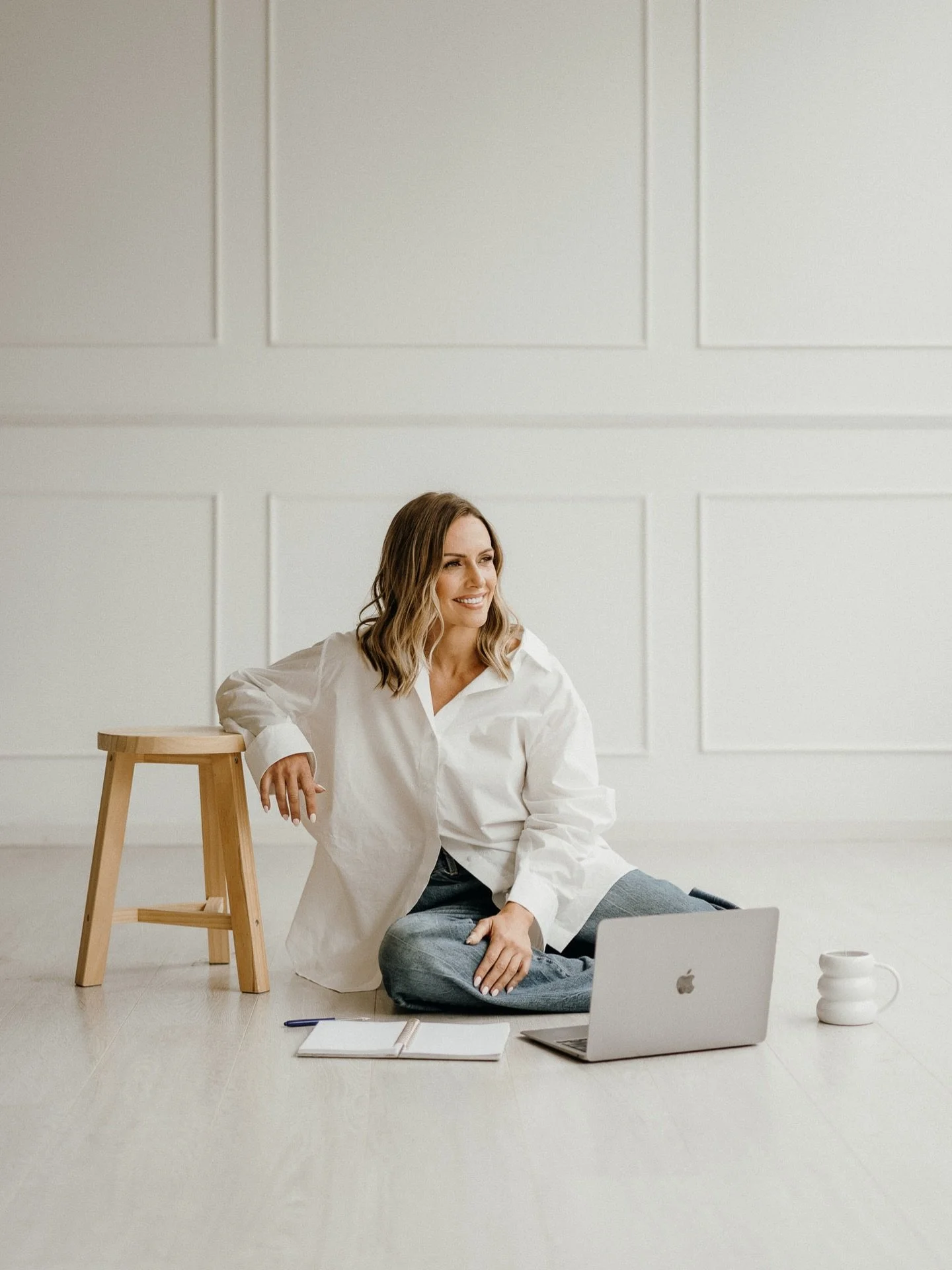 I arrived back in NZ on Friday and am sat at my desk for the first time in 2 months! Feels weird but feels good 🤍

This week looks like 2 branding shoots (so grateful to have booked 2 shoots in my first week back home!) then my focus will turn to my