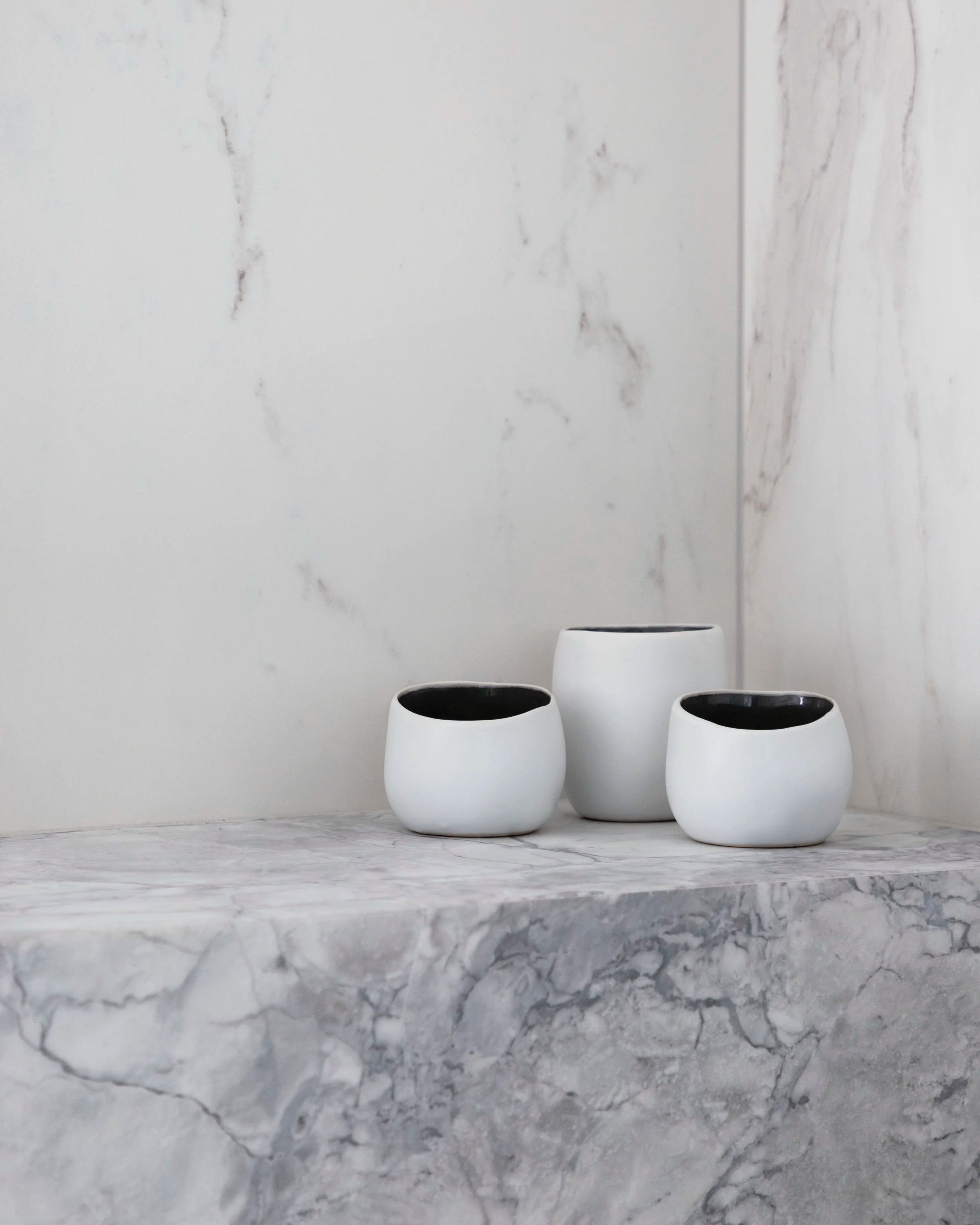 Corner bath shelf with vessels detailing