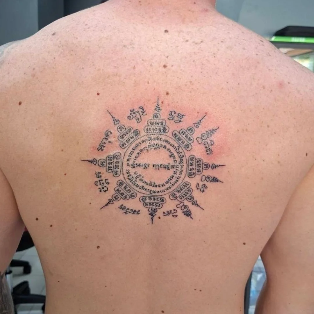 Paed Tidt Sak Yant on a man with a large back. The tattoo is in the center