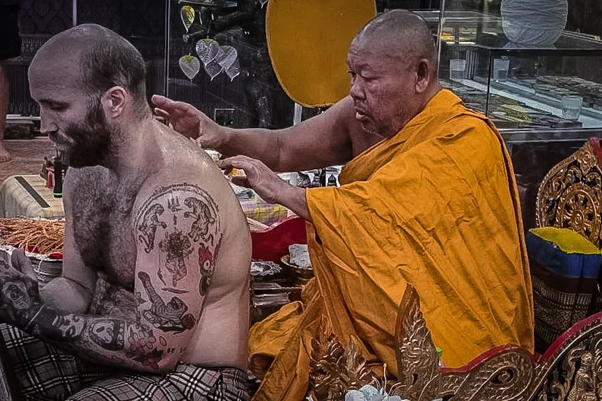 Sak Yant master performing a blessing at Wat Khao Rang