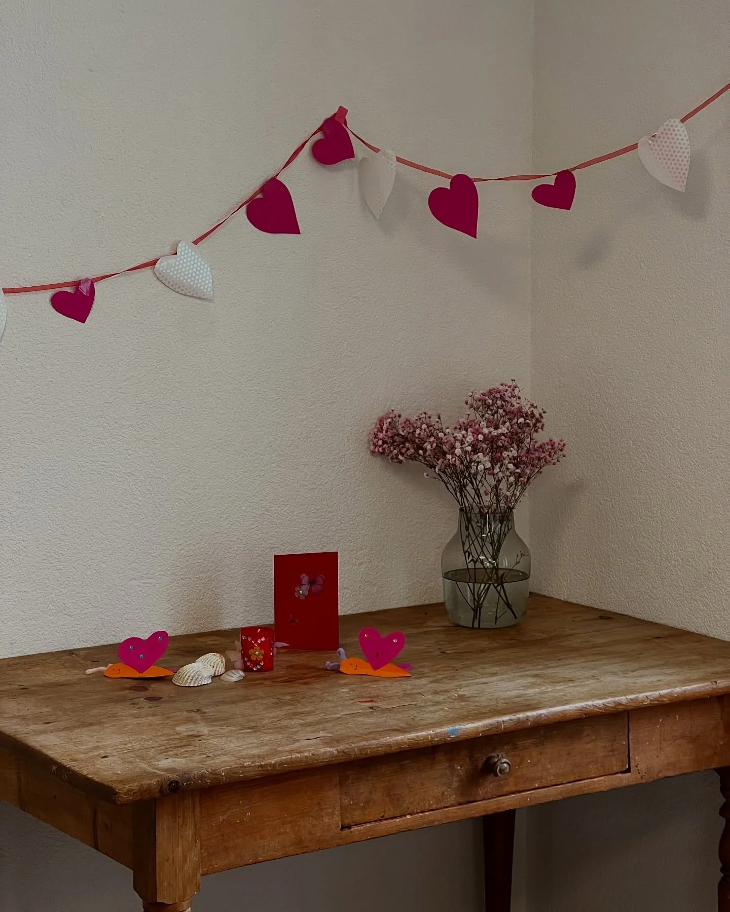 A cozy corner to celebrate our little artists&rsquo; masterpieces. ✨🎨

#kidsartclass #littleartist #mochimoments #mochiclub #swissmoms #switzerlandkids #kidsclub #zurichkids #funforkids #kidsactivitieszurich #kidsactivitiesswitzerland #inspirecreati