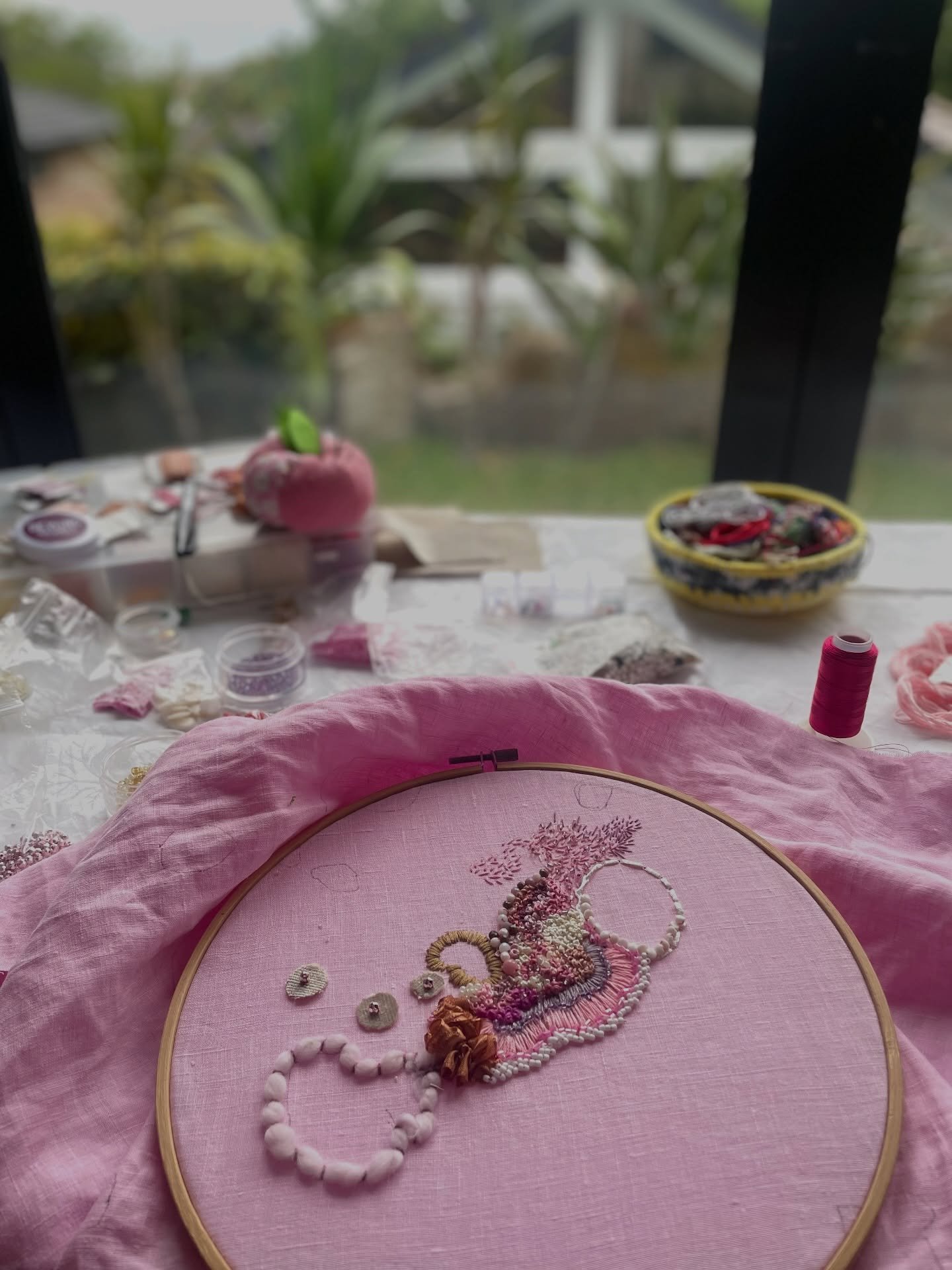 How wonderful to be able to spend some hours stitching today (and this evening). Exhibition is behind me, studio has been sorted and spring cleaned, and I&rsquo;m now underway again. 😊

#elizabethsullivanart 
#elizabethsullivanartist
#stitchedartwor