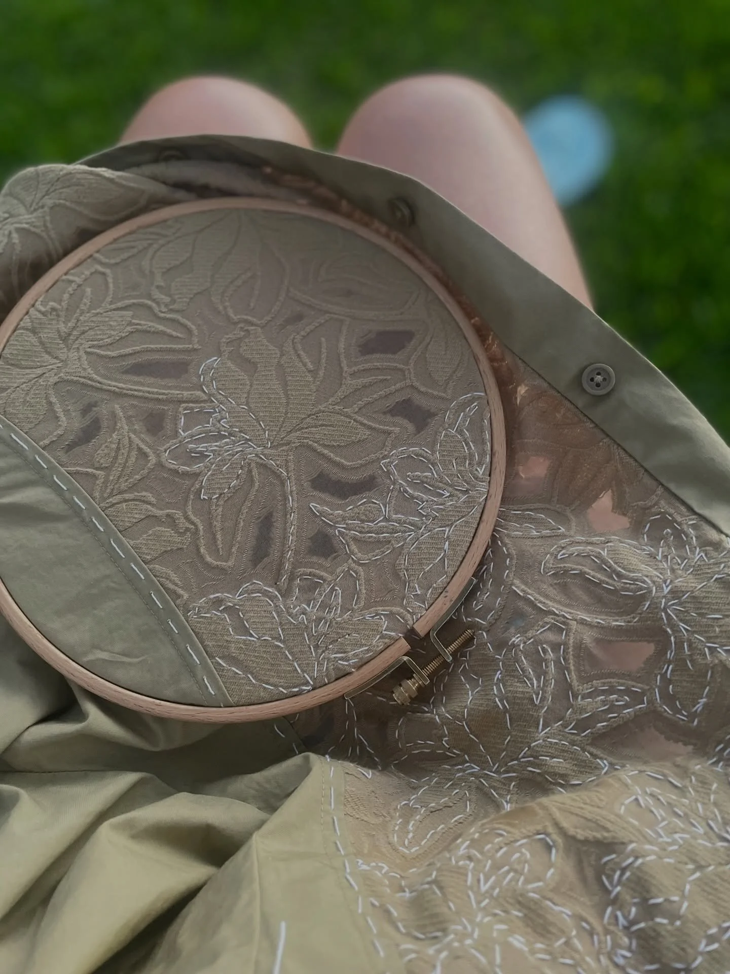 The other night I sat in the garden by my studio at twilight and enjoyed some quiet stitching time before the sun set, with the birds and crickets chirping for company. 😊