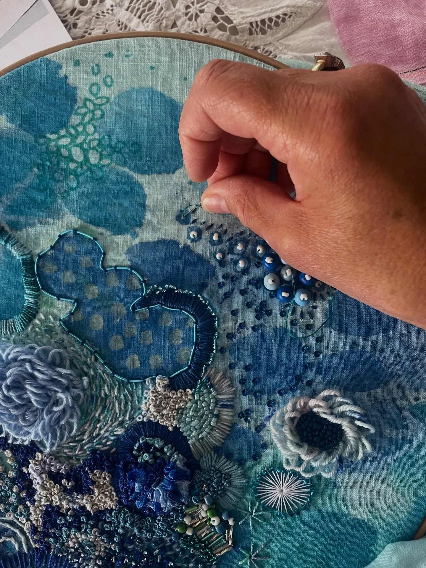 Monday night stitching&hellip;&hellip;

#elizabethsullivanart 
#elizabethsullivanartist
#stitchedartwork 
#stitchpainting
#mixedmediastitchpainting
mixedmediaartist
threadpainting
stitchedart
stitchartist
paintwiththread