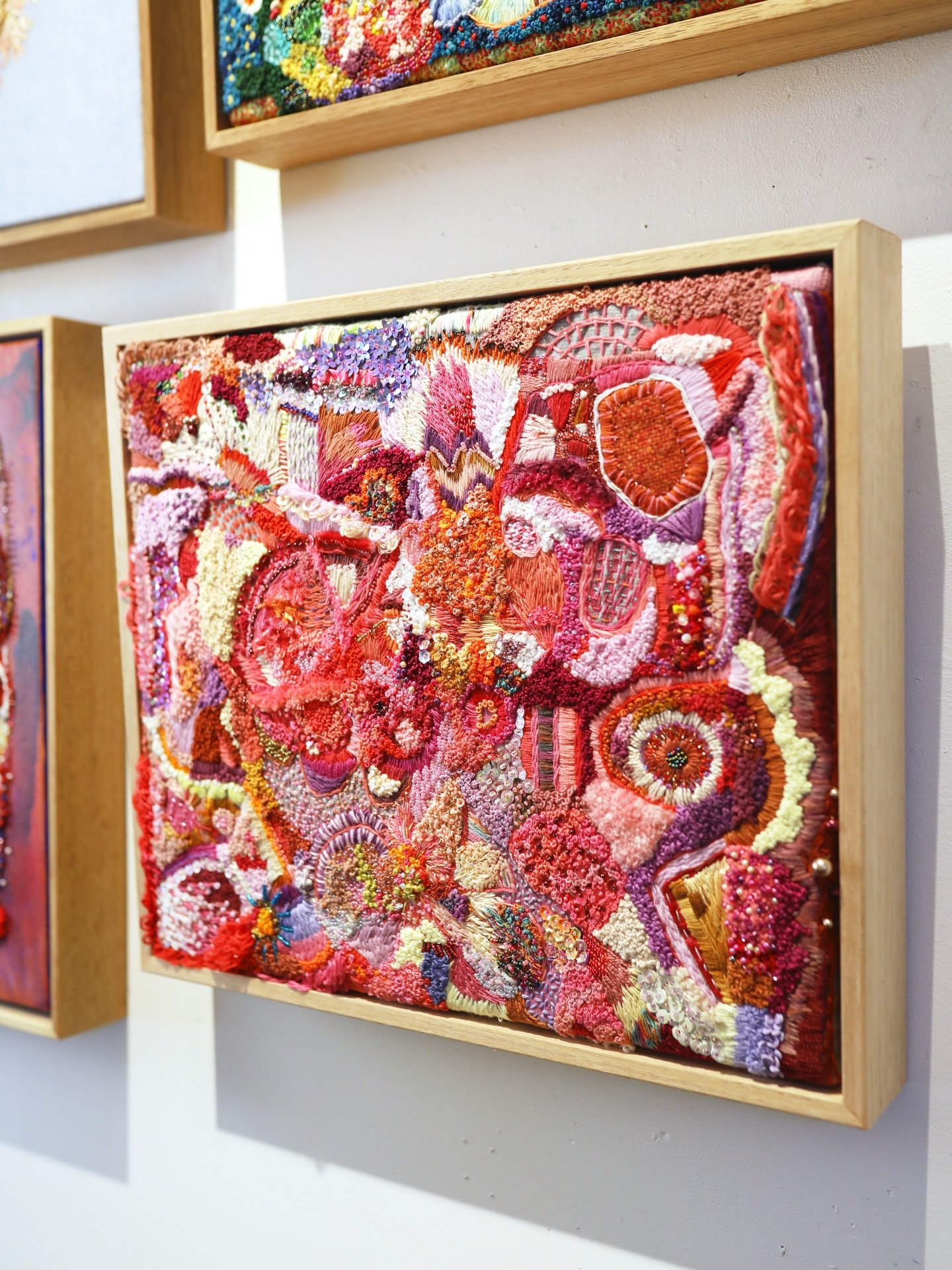 Details that bring the magic to life&hellip;.

#elizabethsullivanart 
#elizabethsullivanartist
#stitchedartwork 
#stitchpainting