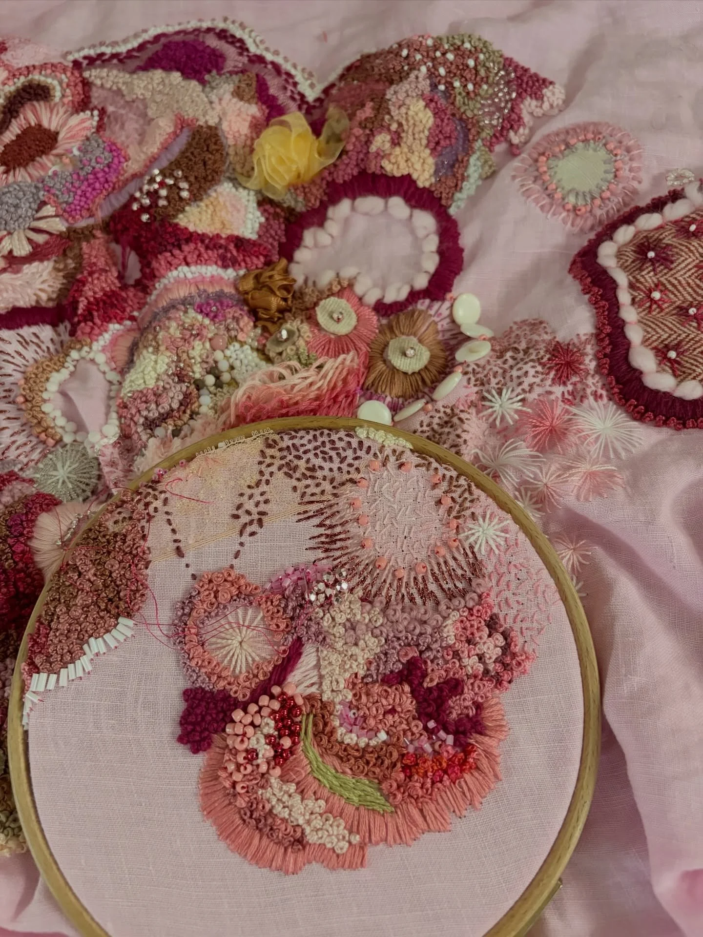 Following yesterday&rsquo;s reel here is the progress I have made connecting the two areas. 

#elizabethsullivanart 
#stitchartist 
#stitchart