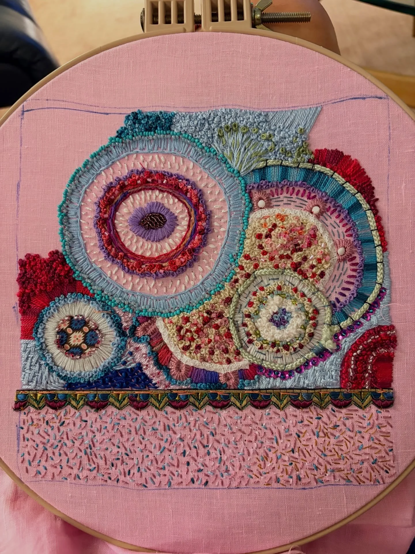 Friday night stitching&hellip;..

#elizabethsullivanart 
#stitchartist 
#intuitivestitching