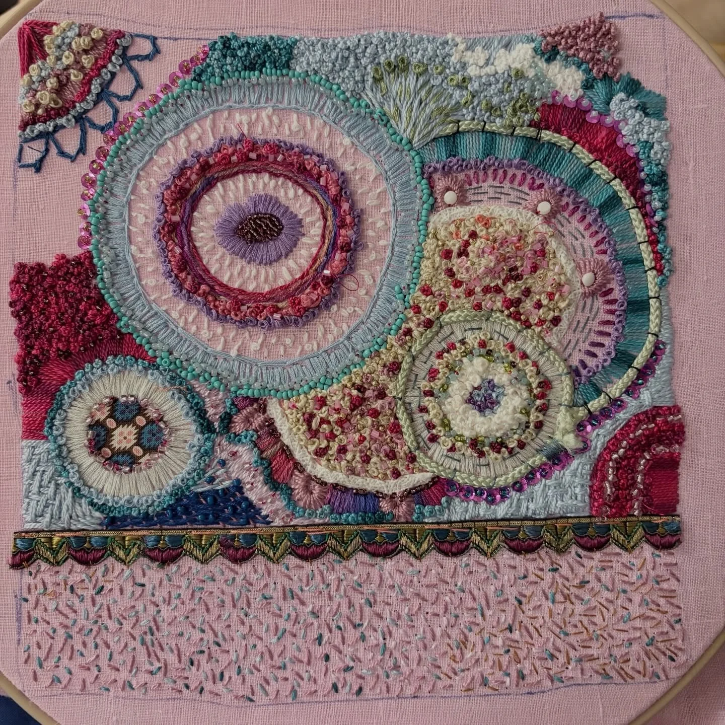So close to finishing&hellip;.

#elizabethsullivanart 
#intuitivestitching 
#stitchartist