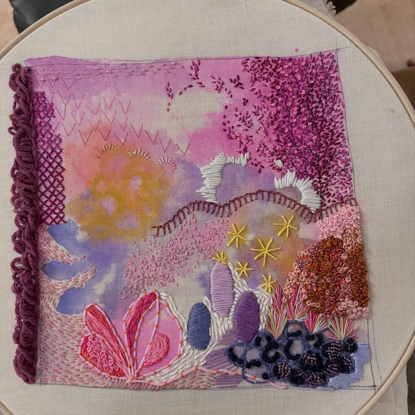 Picking up one from the drawer (of unfinished pieces!) tonight&hellip;..

#elizabethsullivanart 
#stitchartist 
#intuitivestitching