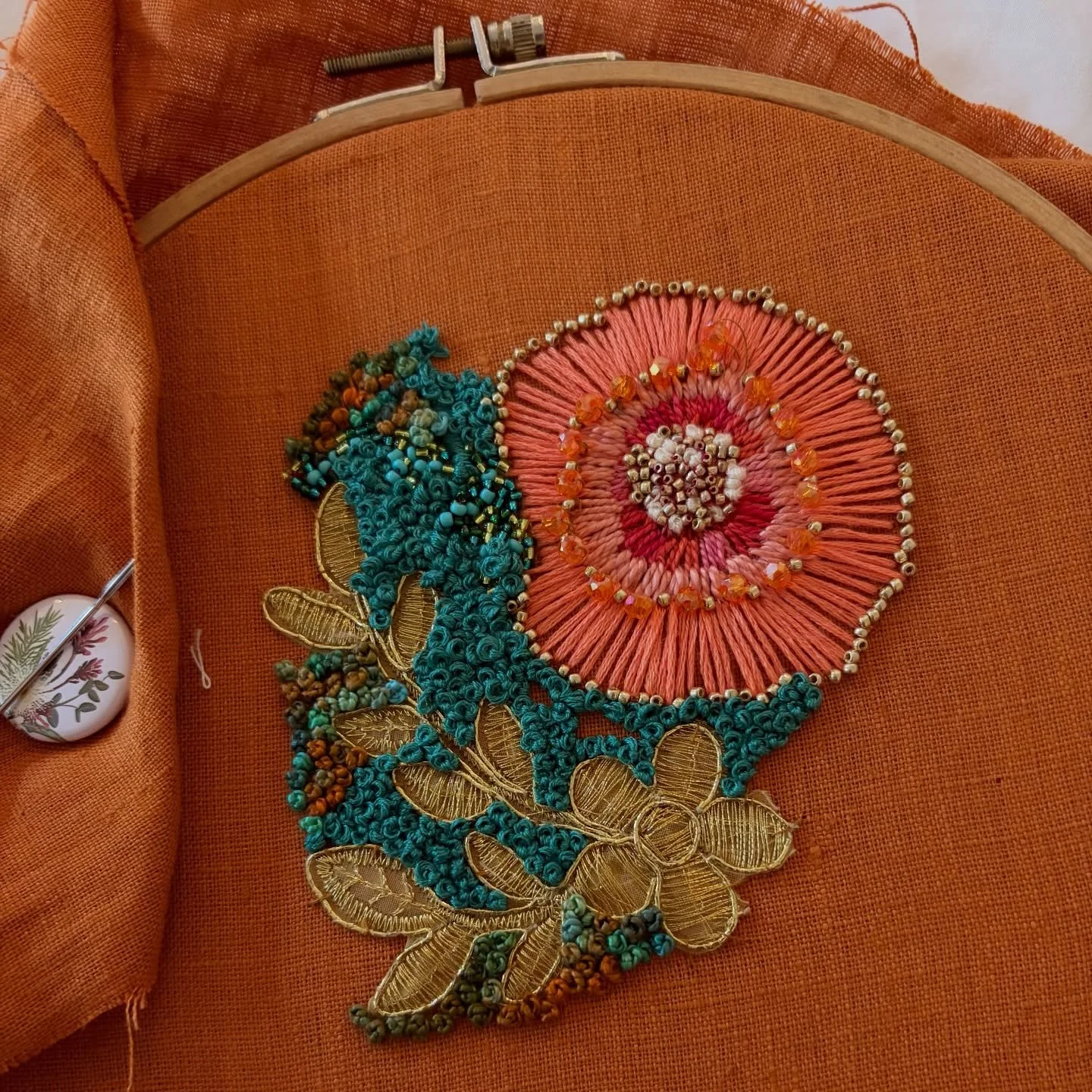 Love love loving the start of this one! And I bought some gorgeous new beads! 

#elizabethsullivanart 
#stitchartist 
#intuitivestitching