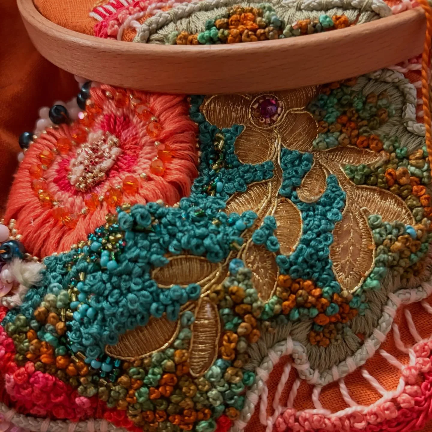 Wednesday night stitching&hellip;&hellip;

#elizabethsullivanart 
#intuitivestitch 
#stitchartist