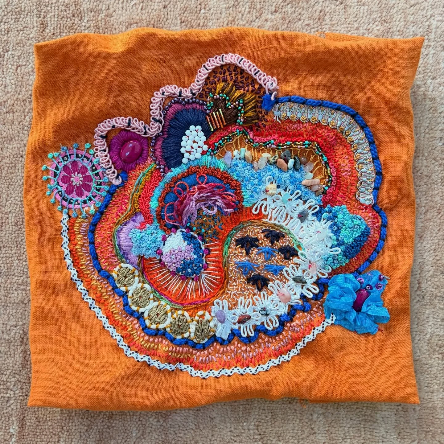 Assessing. This is the size of the piece. I need to decide if I leave it more or less like this (with just some finessing), or, do I extend the stitching to the edge? 🙇&zwj;♀️
Decisions decisions! 

#elizabethsullivanart 
#stitchart 
#intuitivestitc