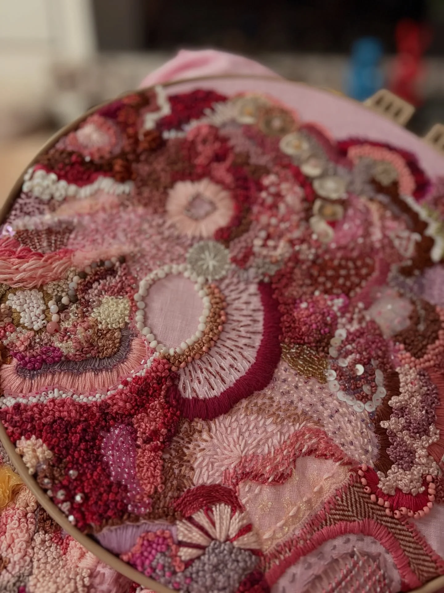 Finally back to my pink piece! 

#elizabethsullivanart 
#stitchart 
#intuitivestitching