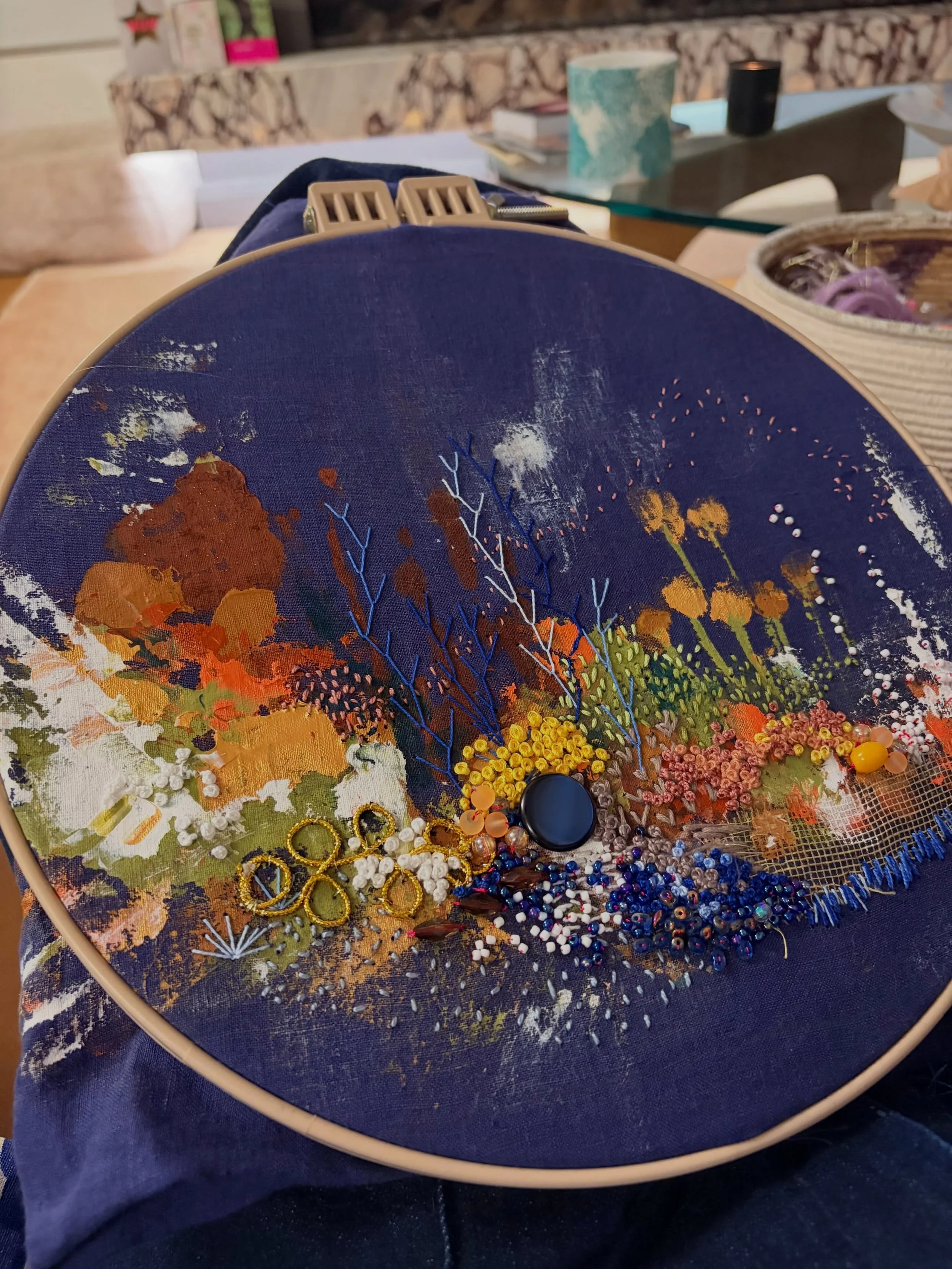 A new experimental piece underway with an acrylic painted background, as I work on my next workshop. At this stage this will be in-studio only. 

I feel this is the natural next step from A PLACE TO BEGIN - just a different way in.

#elizabethsulliva