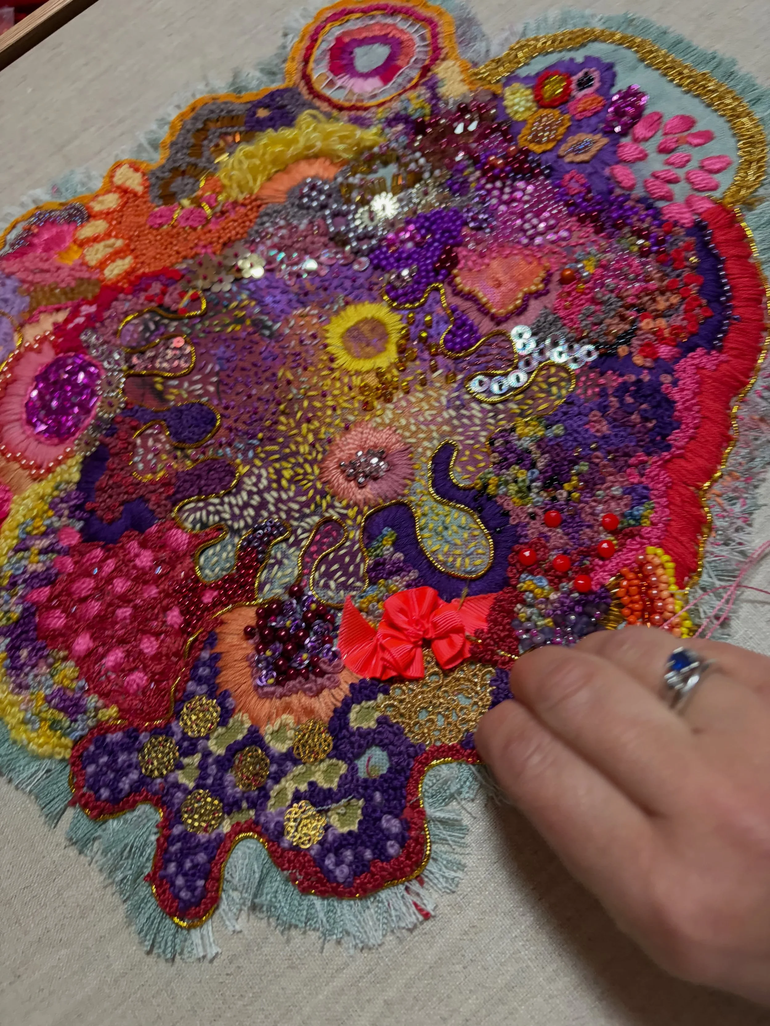 This piece is now finished! I can&rsquo;t wait to show you. It&rsquo;s  already framed and has some different elements. I&rsquo;ll reveal tomorrow 😉

#elizabethsullivanart
#stitchartist 
#intuitivestitching