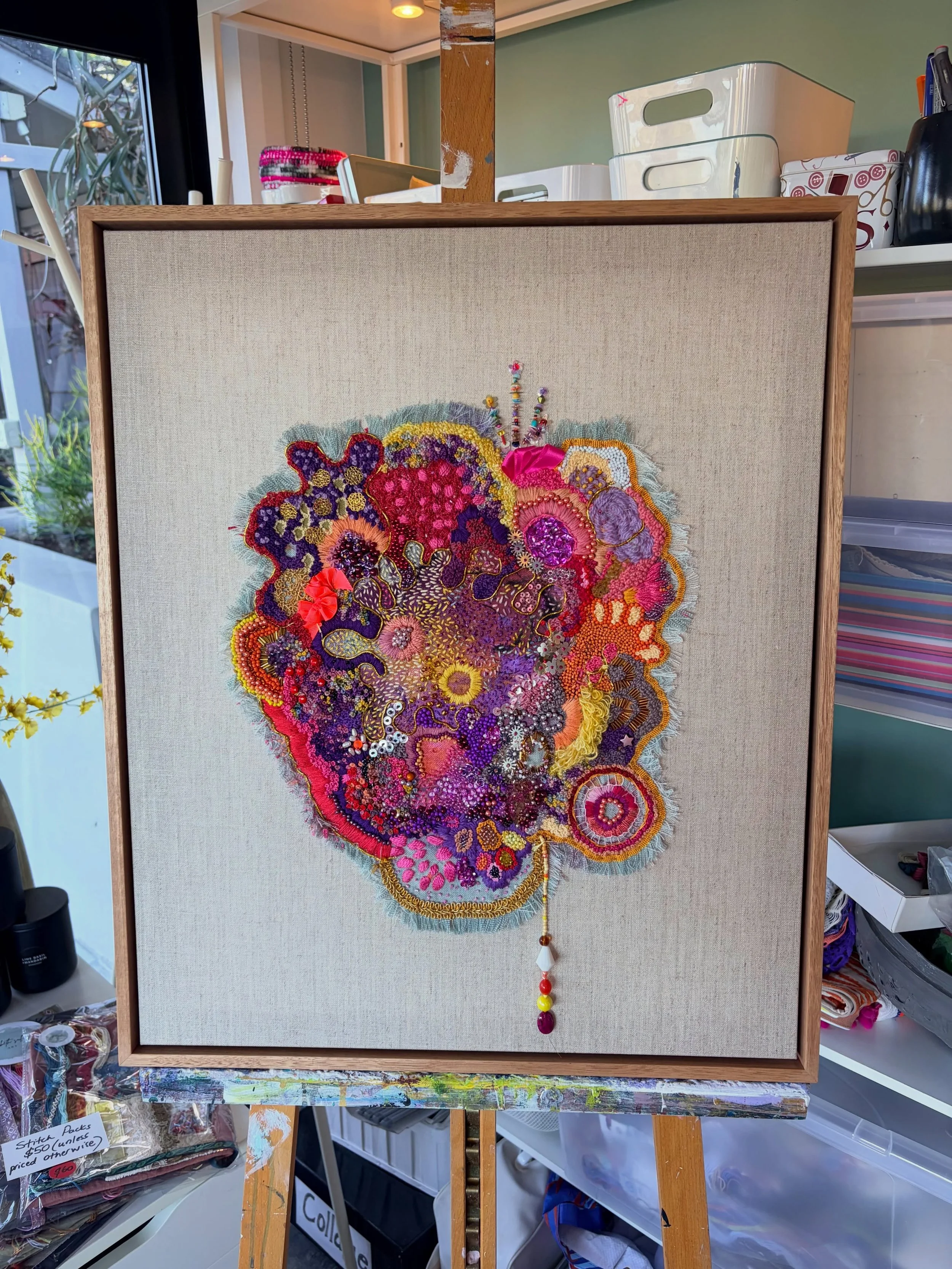 What do you see? Do you see what I see&hellip;&hellip;&hellip;? ⬇️

(I see a face 🙂)

#elizabethsullivanart 
#stitchartist 
#intuitivestitching