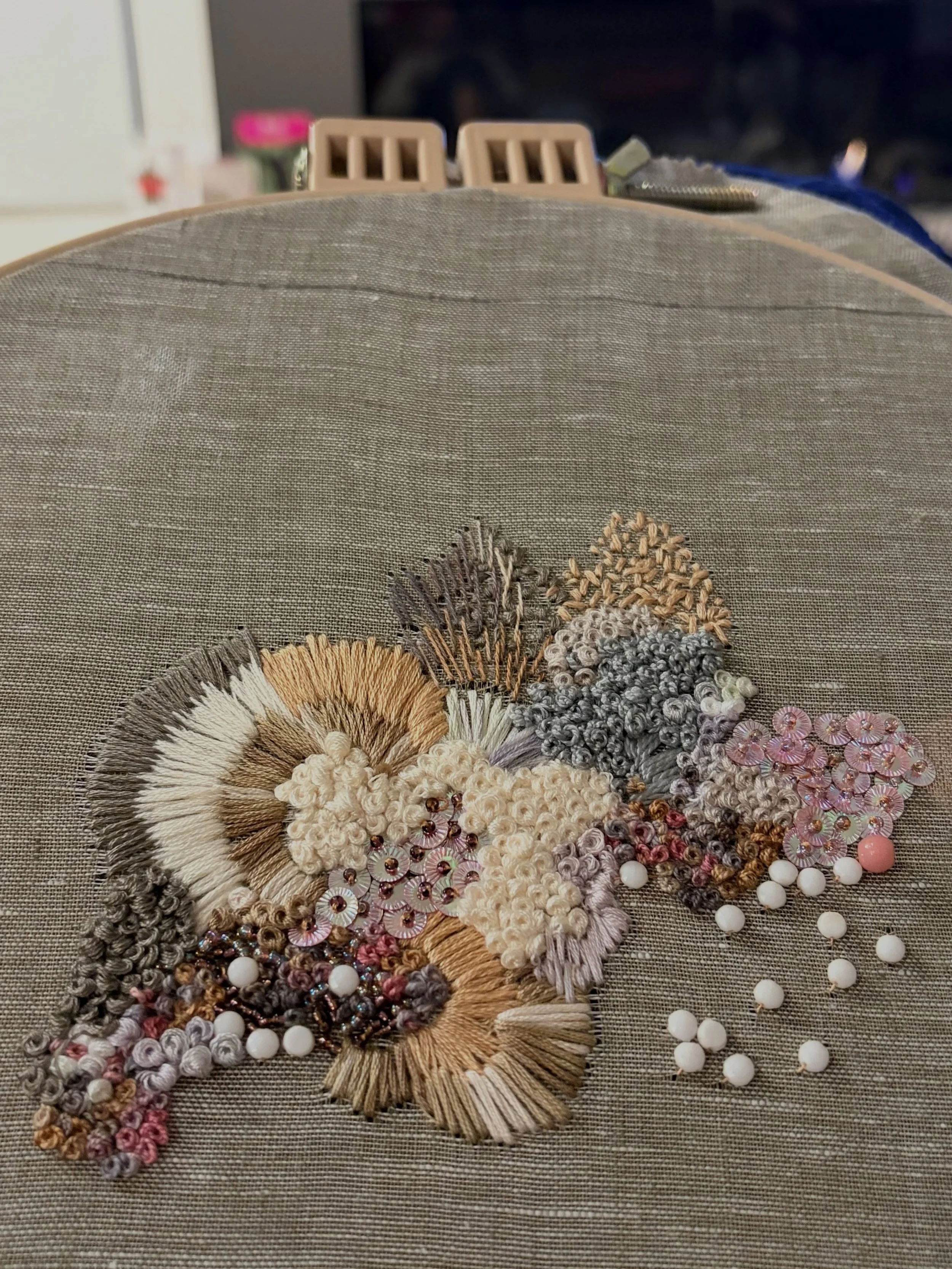 I tried, and failed, to start something new! 🫣 But these colours! 😍

#elizabethsullivanart 
#stitchartist 
#intuitivestitching