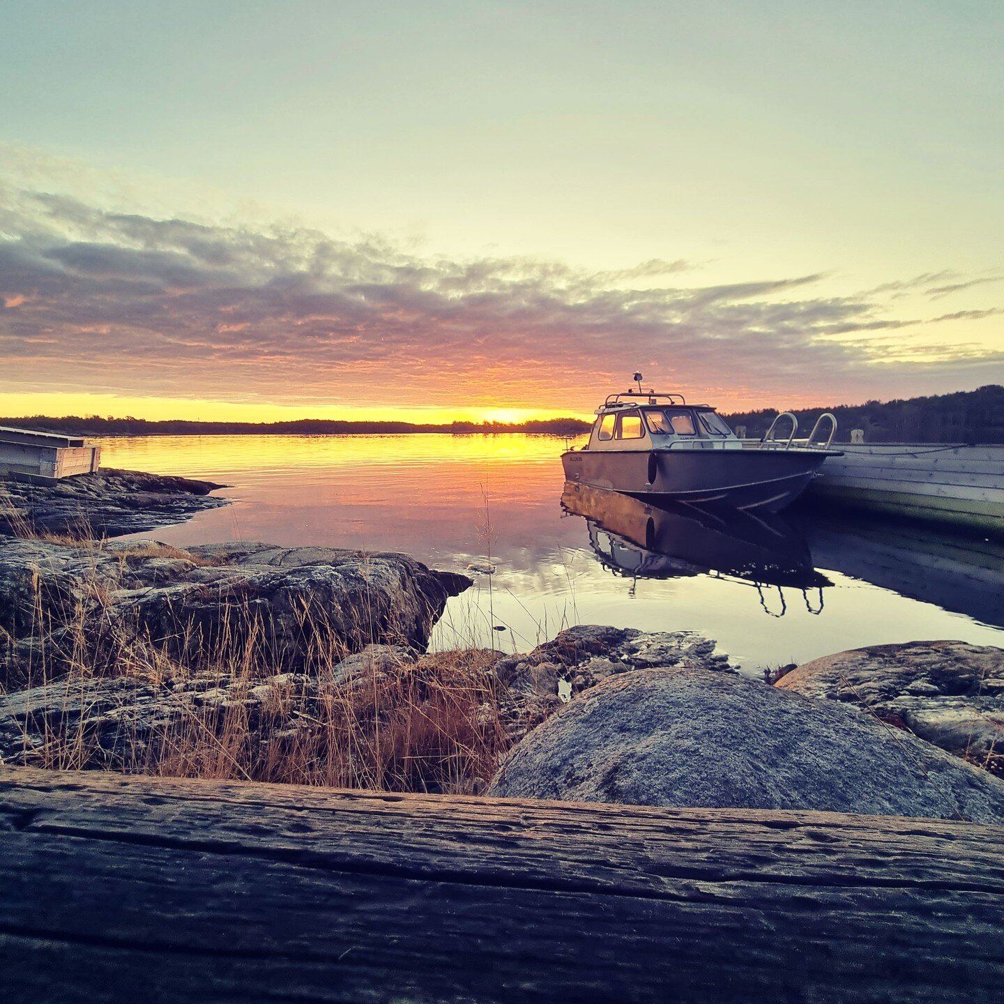 I sk&auml;rg&aring;rden har vi v&aring;ra r&ouml;tter och s&aring; l&auml;nge sj&ouml;n till&aring;ter bygger, servar och renoverar vi p&aring; otillg&auml;ngliga &ouml;ar med Musk&ouml; som bas.

P&aring; h&ouml;jder dit vi inte n&aring;r via vatten