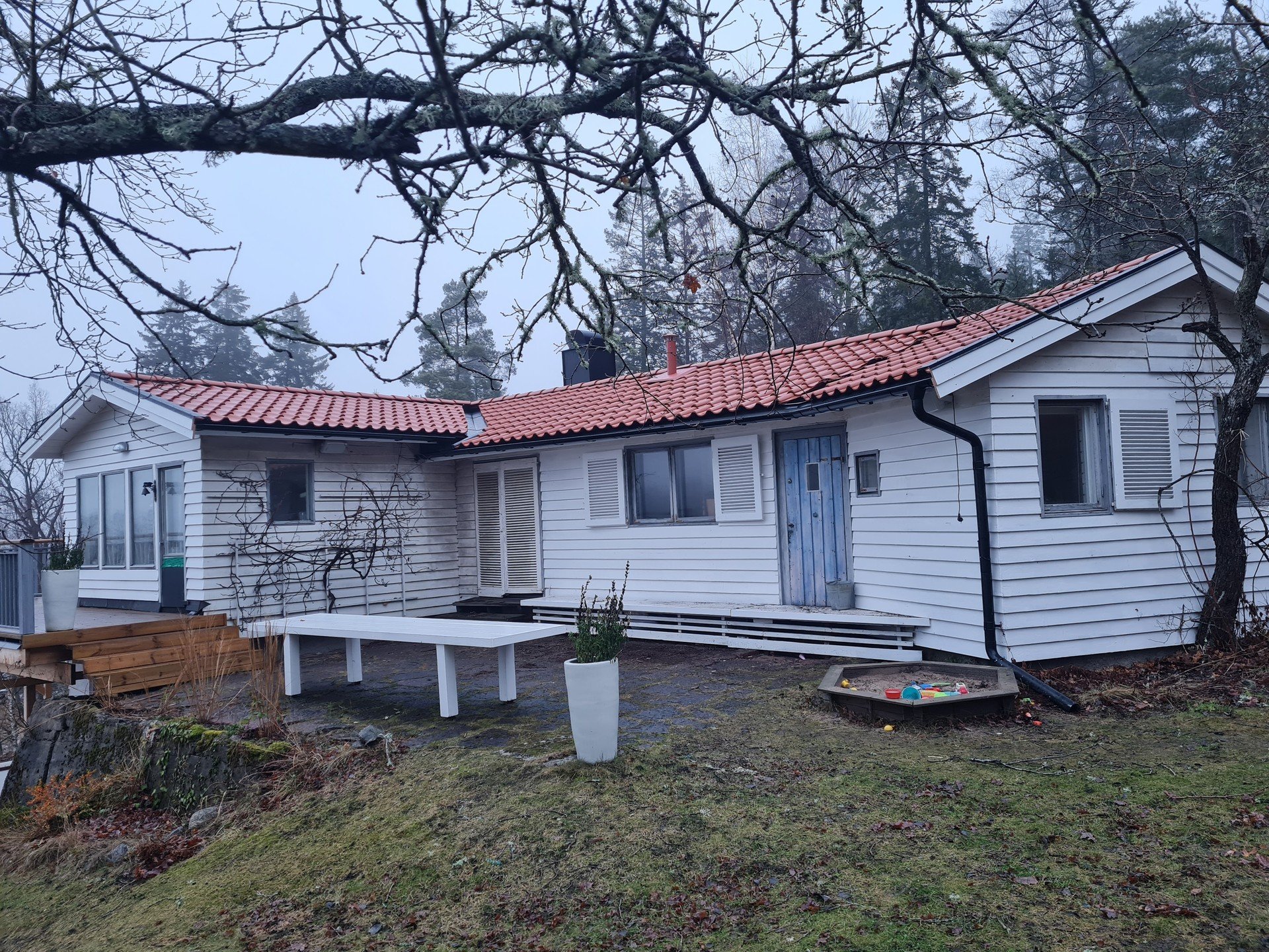 Takoml&auml;ggning p&aring; fritidshus i Stockholms sk&auml;rg&aring;rd.

Man brukar s&auml;ga att tak &ouml;ver huvudet &auml;r en av de grundl&auml;ggande f&ouml;ruts&auml;ttningarna f&ouml;r trygghet och v&auml;lbefinnande. Taket &auml;r husets f&