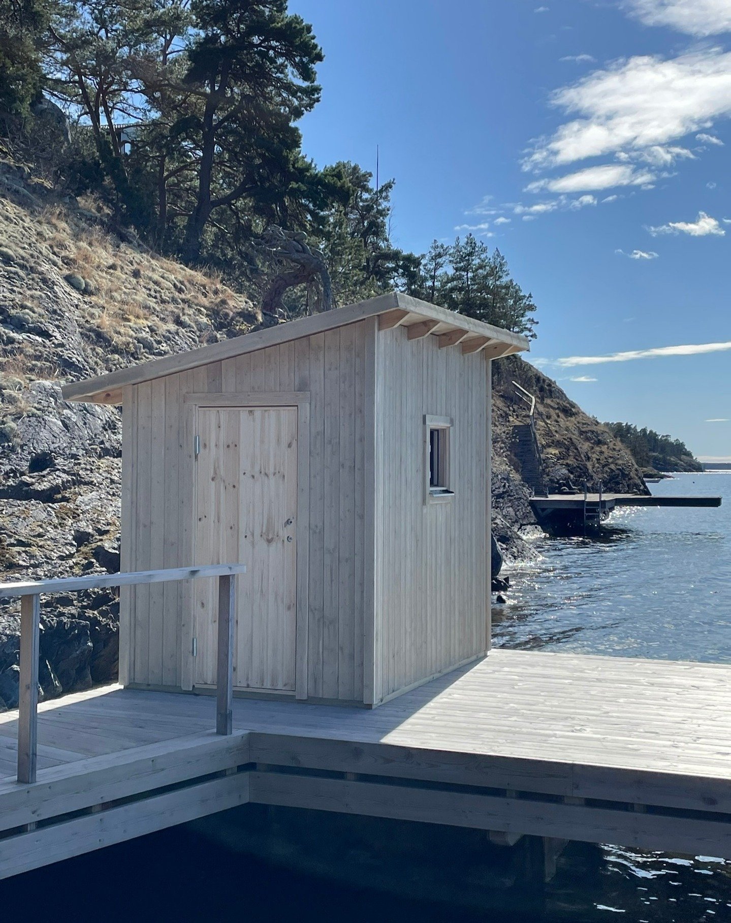 🏡 En sj&ouml;bod p&aring; brygga i Stockholms sk&auml;rg&aring;rd &ndash; uppf&ouml;rd med v&auml;ggblock tillverkade i v&aring;r verkstad, levererade med pr&aring;m till en &ouml; utan fast f&ouml;rbindelse och monterade p&aring; plats. Tj&auml;rvi