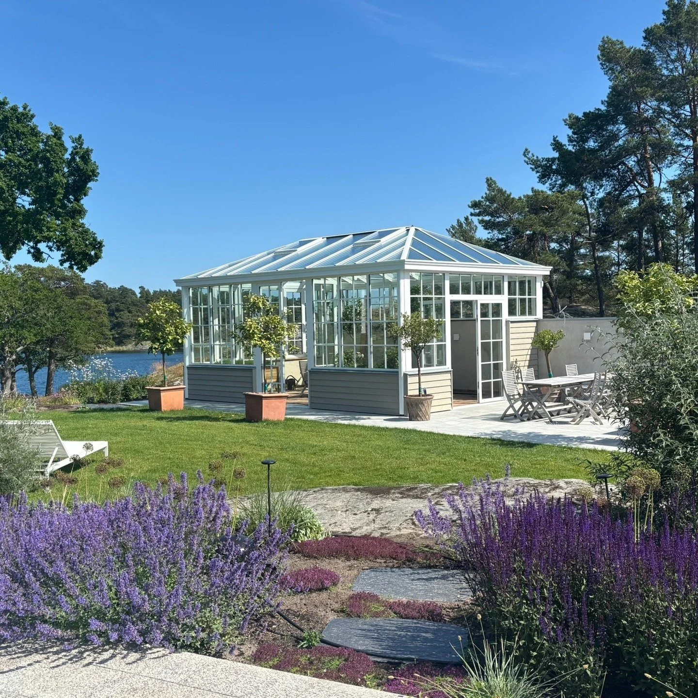 Orangeri fr&aring;n @vanstatradgard uppf&ouml;rt i Stockholms sk&auml;rg&aring;rd i samarbete med bl.a. Tore Anderssons Pl&aring;tslageri, @sodertornplattsattning och @rallarrosenbygg.

&Auml;lvsnabbens Bygg AB &auml;r er totalentrepren&ouml;r i sk&a